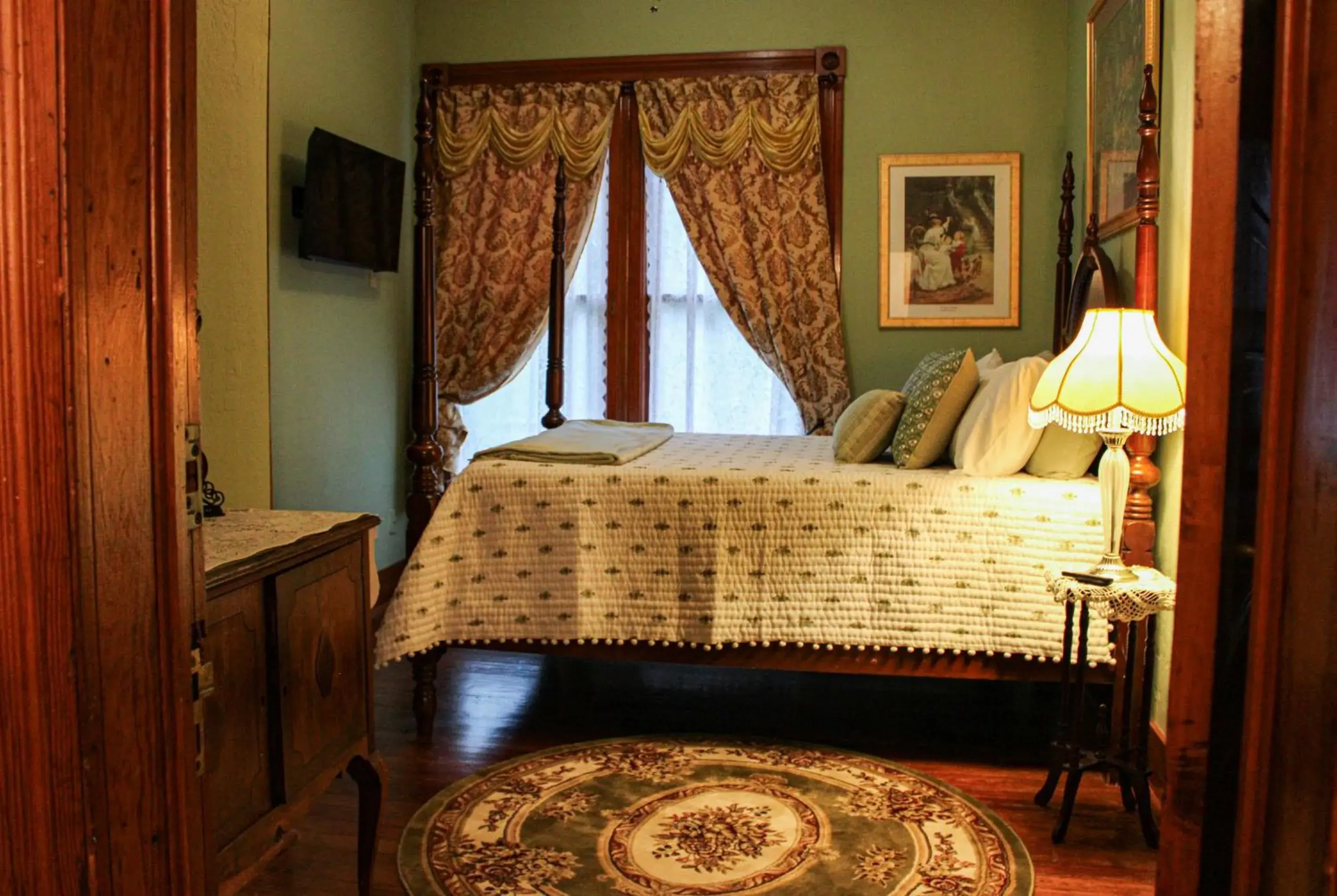 Family Room with Private Bathroom in Woodbine Inn and Restaurant Family Room with Private Bathroom in Woodbine Inn and Restaurant