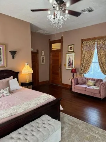 Seating area, Bed in Woodbine Inn and Restaurant