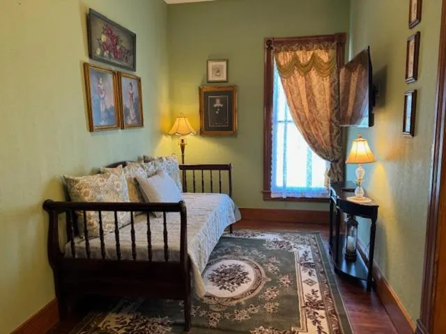 Seating area, Bed in Woodbine Inn and Restaurant