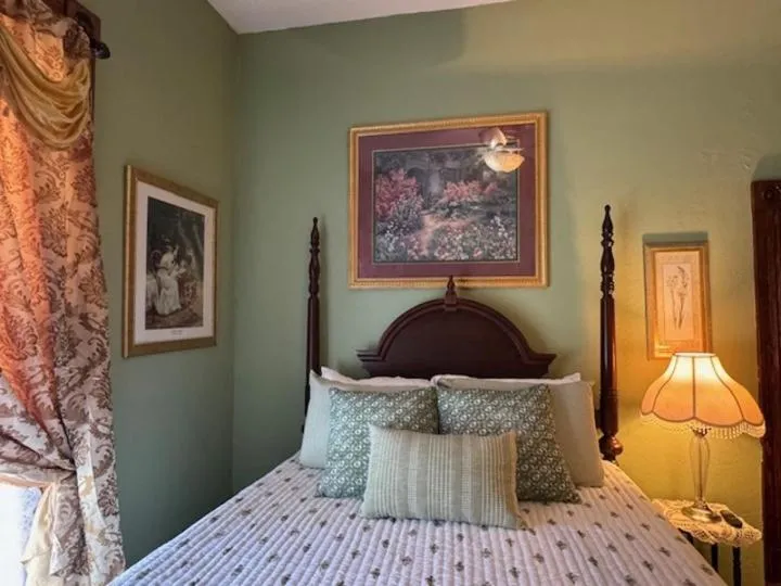 Bedroom, Bed in Woodbine Inn and Restaurant