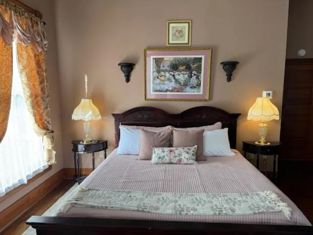Bedroom, Bed in Woodbine Inn and Restaurant
