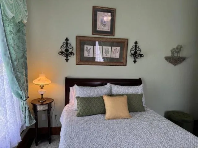 Bedroom, Bed in Woodbine Inn and Restaurant