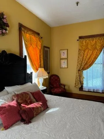 Bedroom, Bed in Woodbine Inn and Restaurant