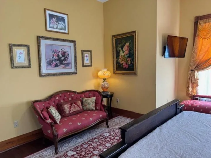 Seating area, Bed in Woodbine Inn and Restaurant