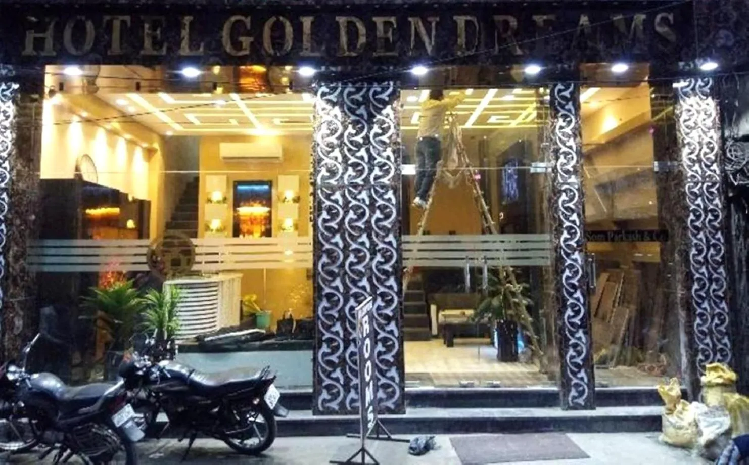 Facade/entrance in HOTEL GOLDEN DREAMS