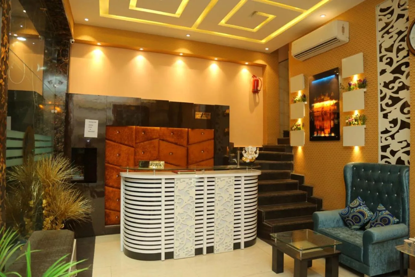 Lobby or reception in HOTEL GOLDEN DREAMS