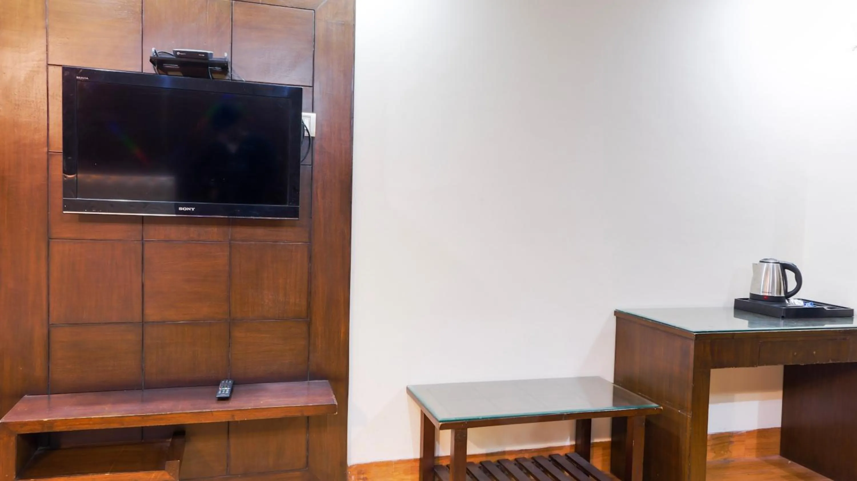 TV and multimedia in Basera Hotel, Mall Road