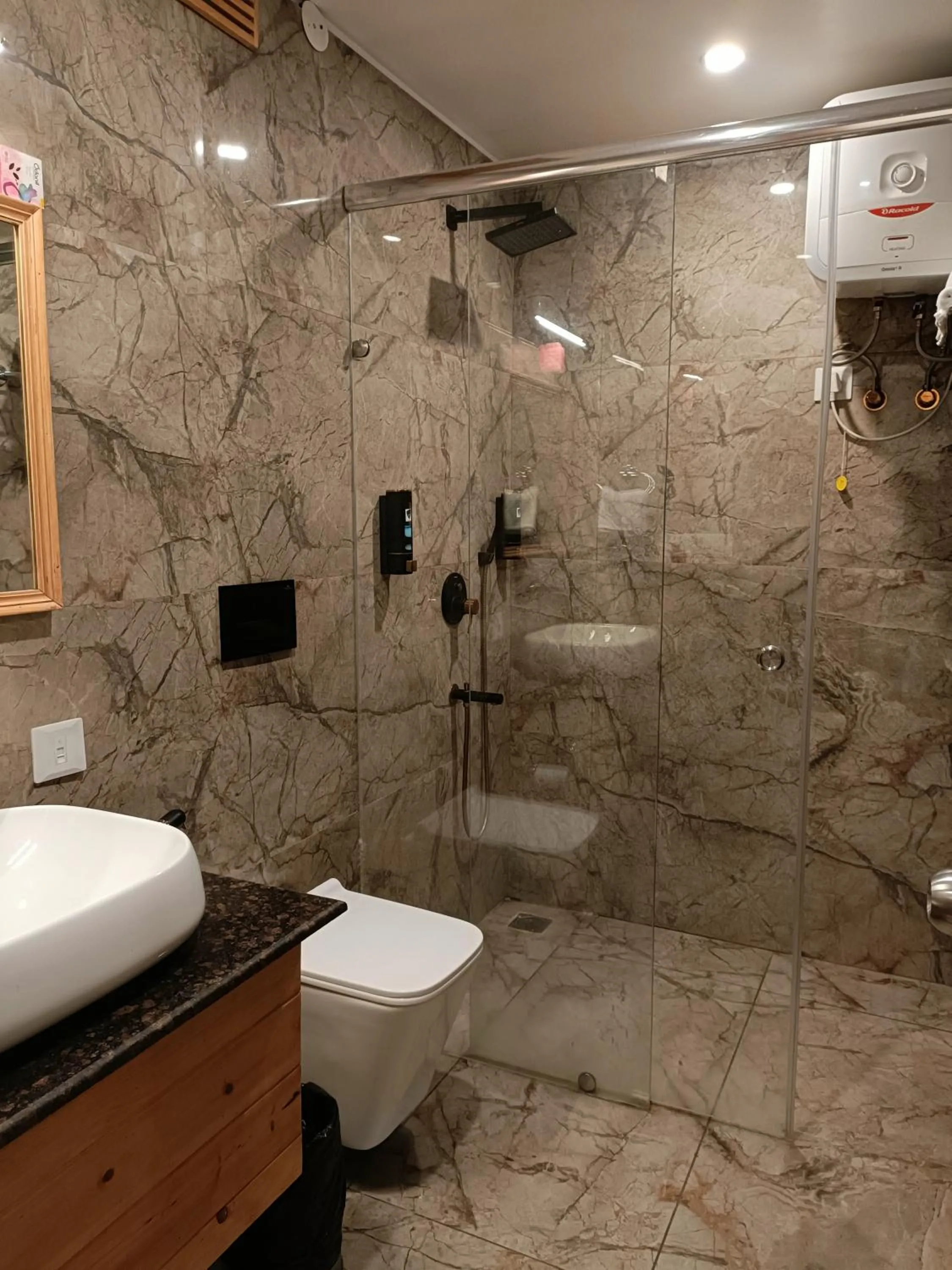 Shower in Heryk Hillview Hotel