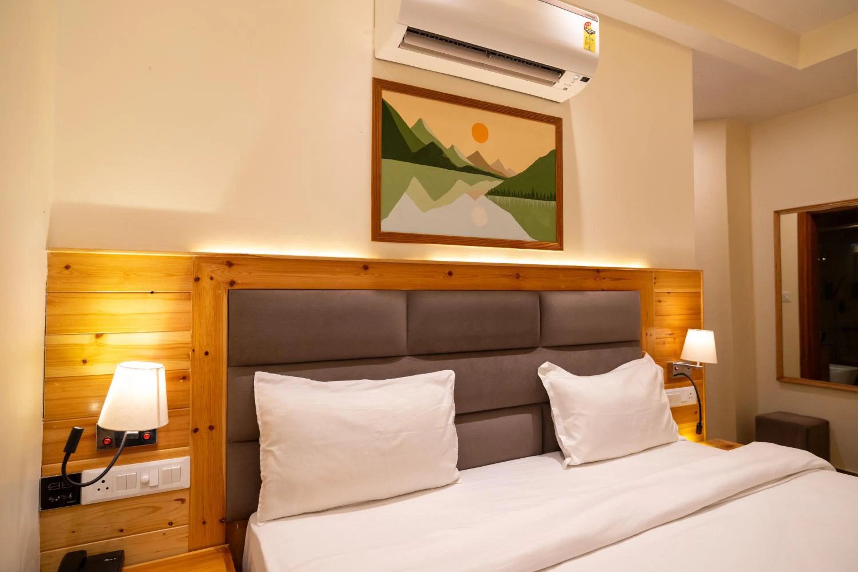 Bedroom, Bed in Heryk Hillview Hotel