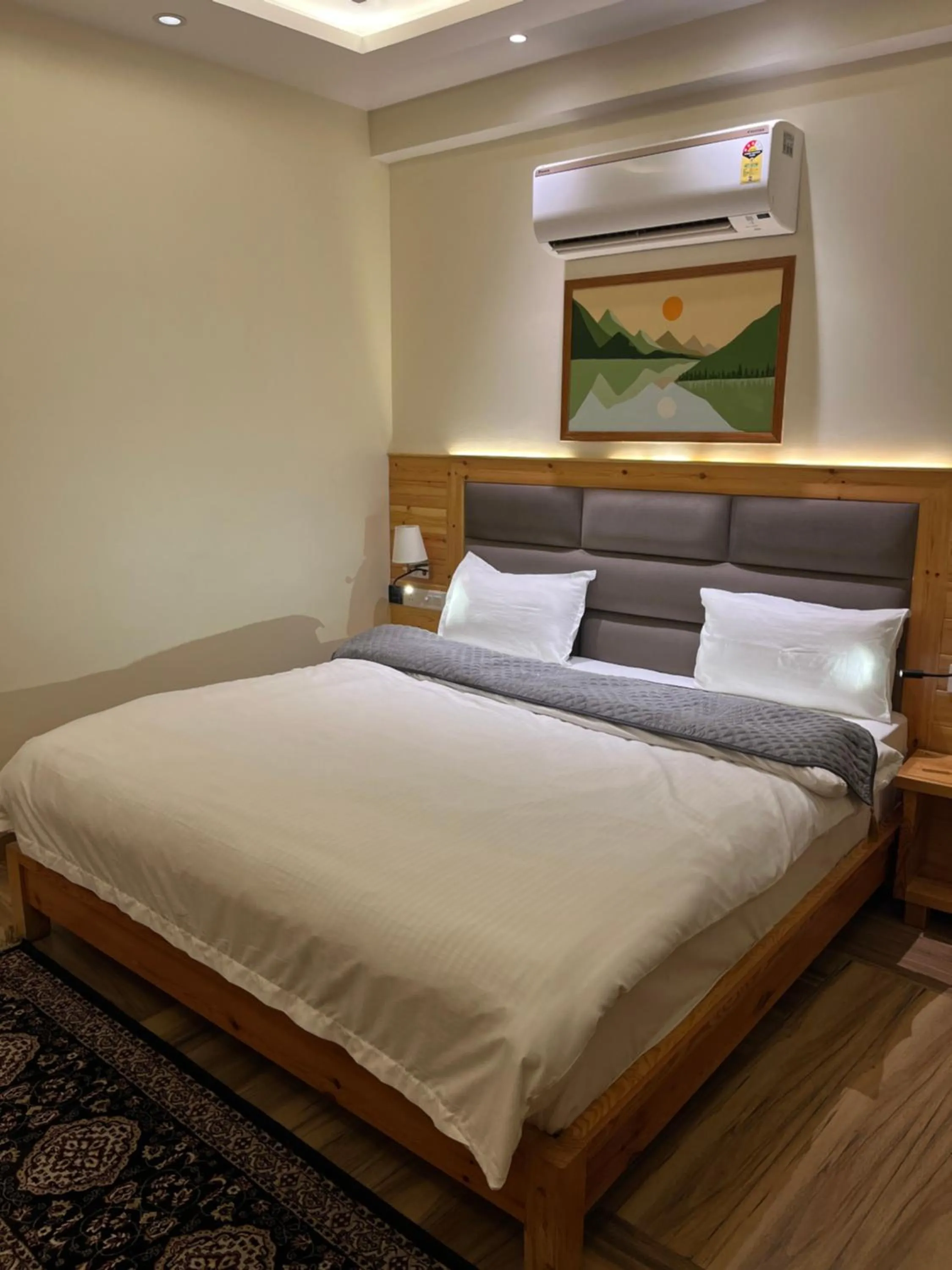 Photo of the whole room, Bed in Heryk Hillview Hotel