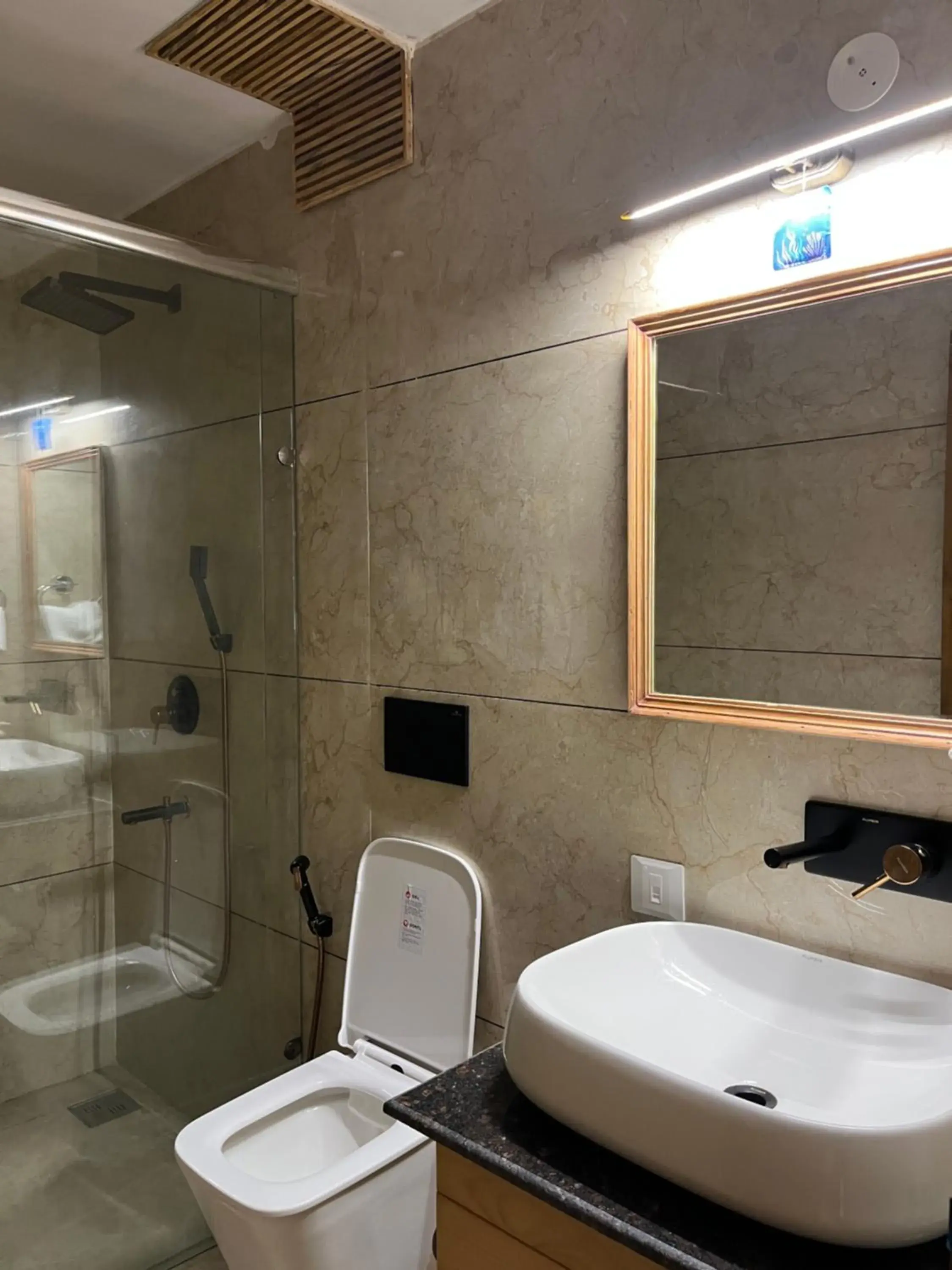 Standard Double Room in Heryk Hillview Hotel Standard Double Room in Heryk Hillview Hotel