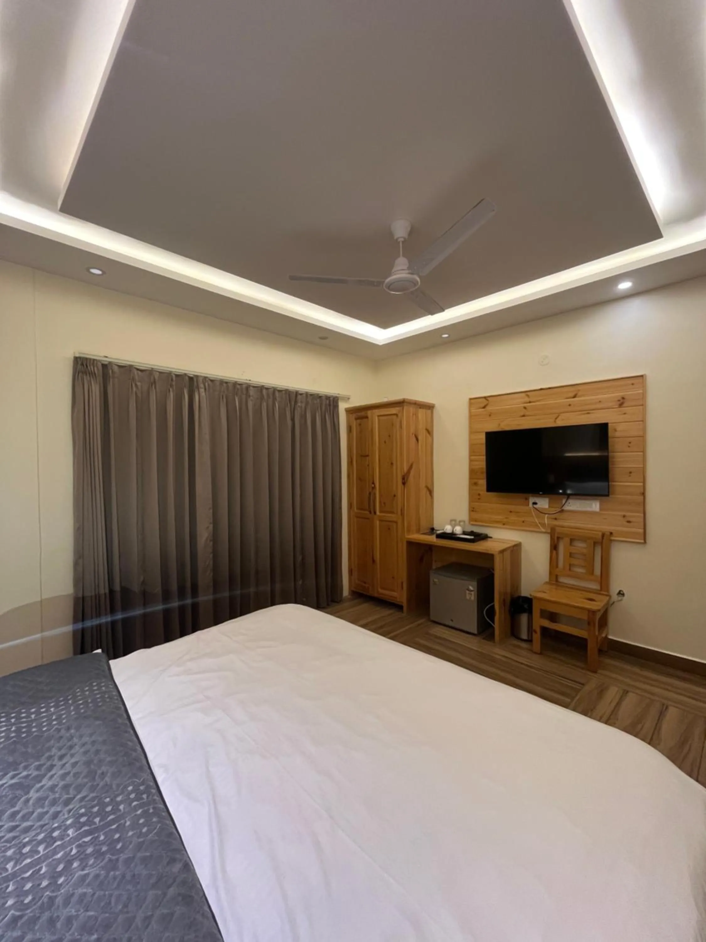 Communal lounge/ TV room, Bed in Heryk Hillview Hotel