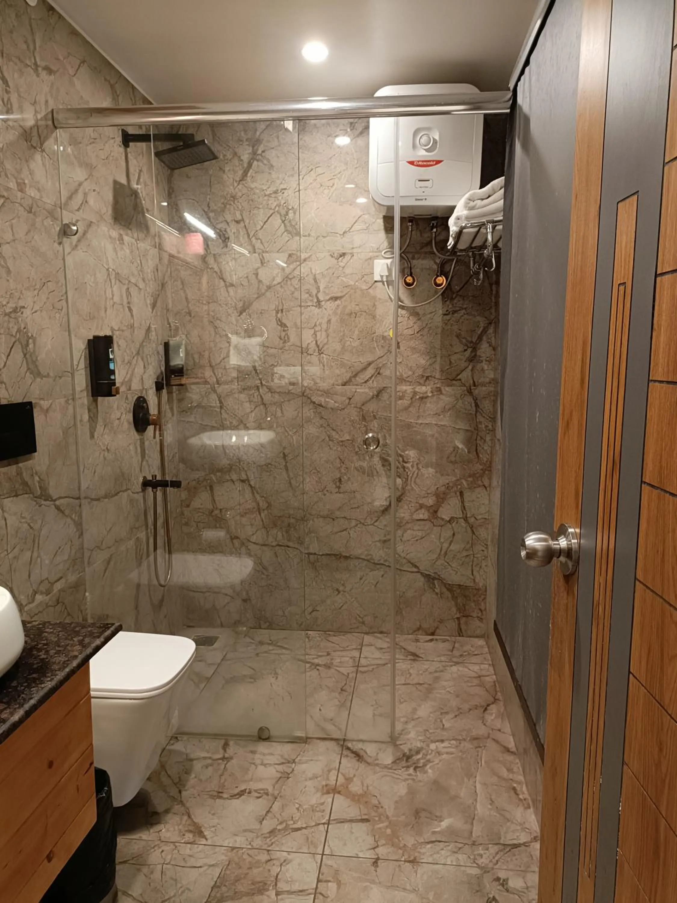 Bathroom in Heryk Hillview Hotel