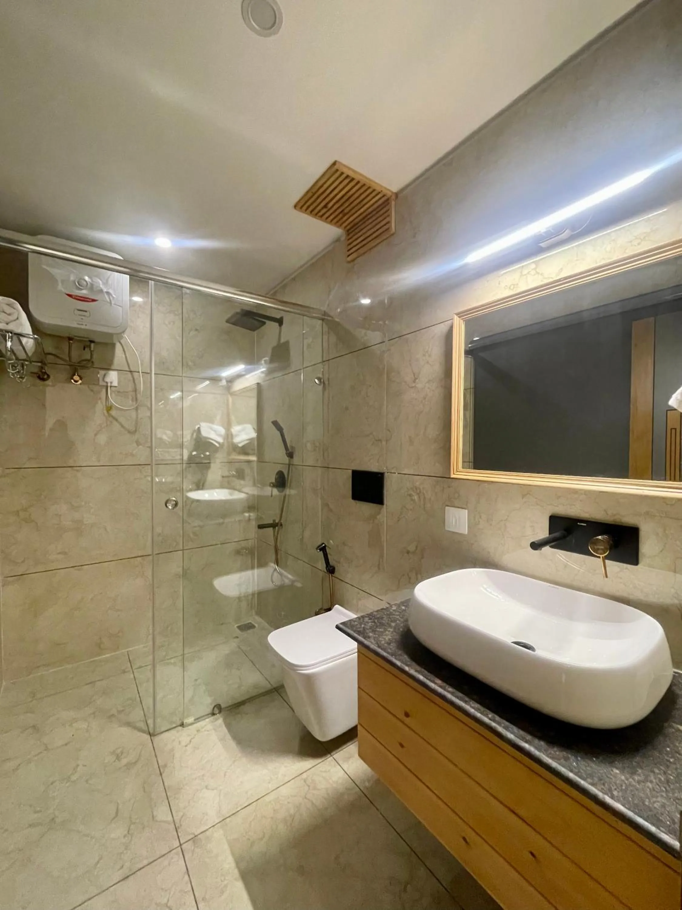 Bathroom in Heryk Hillview Hotel