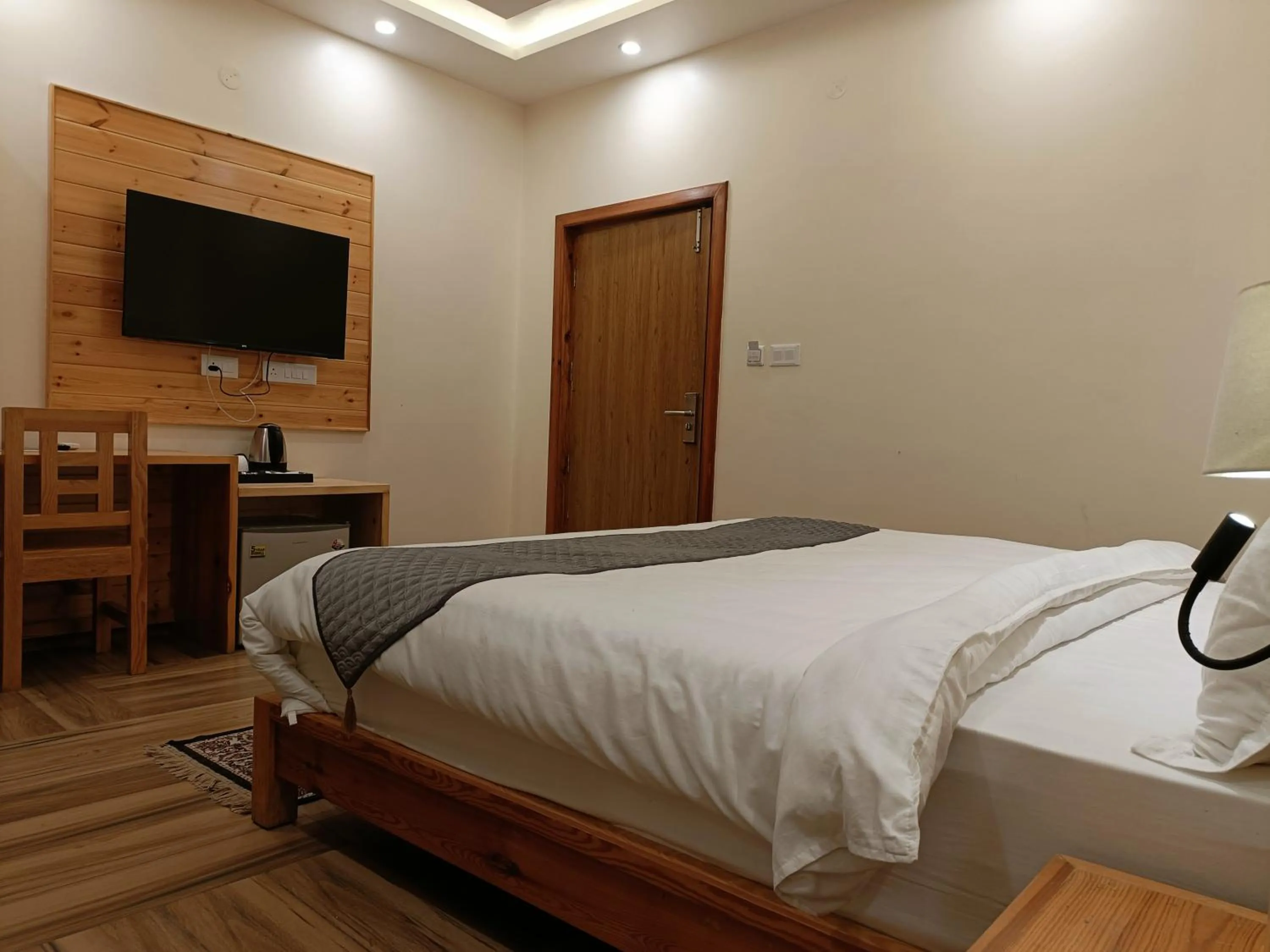 room service, Bed in Heryk Hillview Hotel