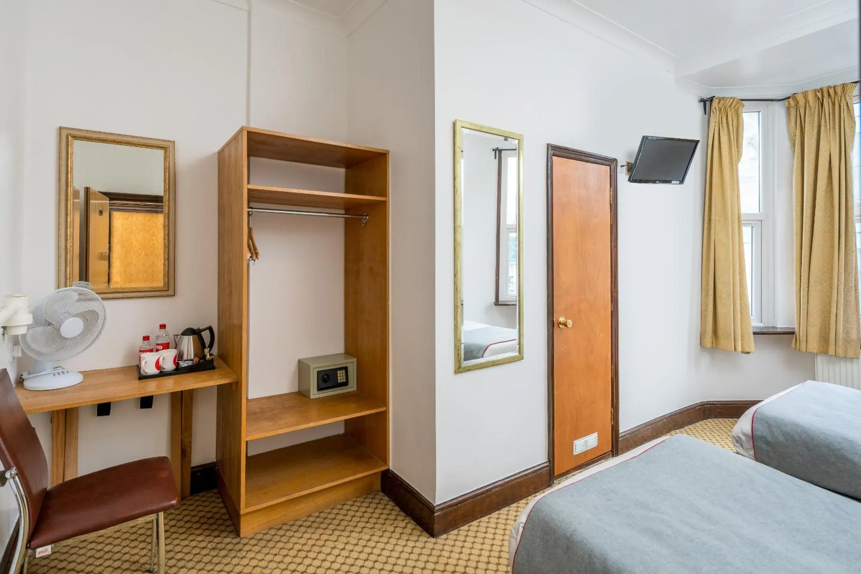 Bedroom, Bed in Abbey Hotel, London Shepherd's Bush Market Bedroom, Bed in Abbey Hotel, London Shepherd's Bush Market