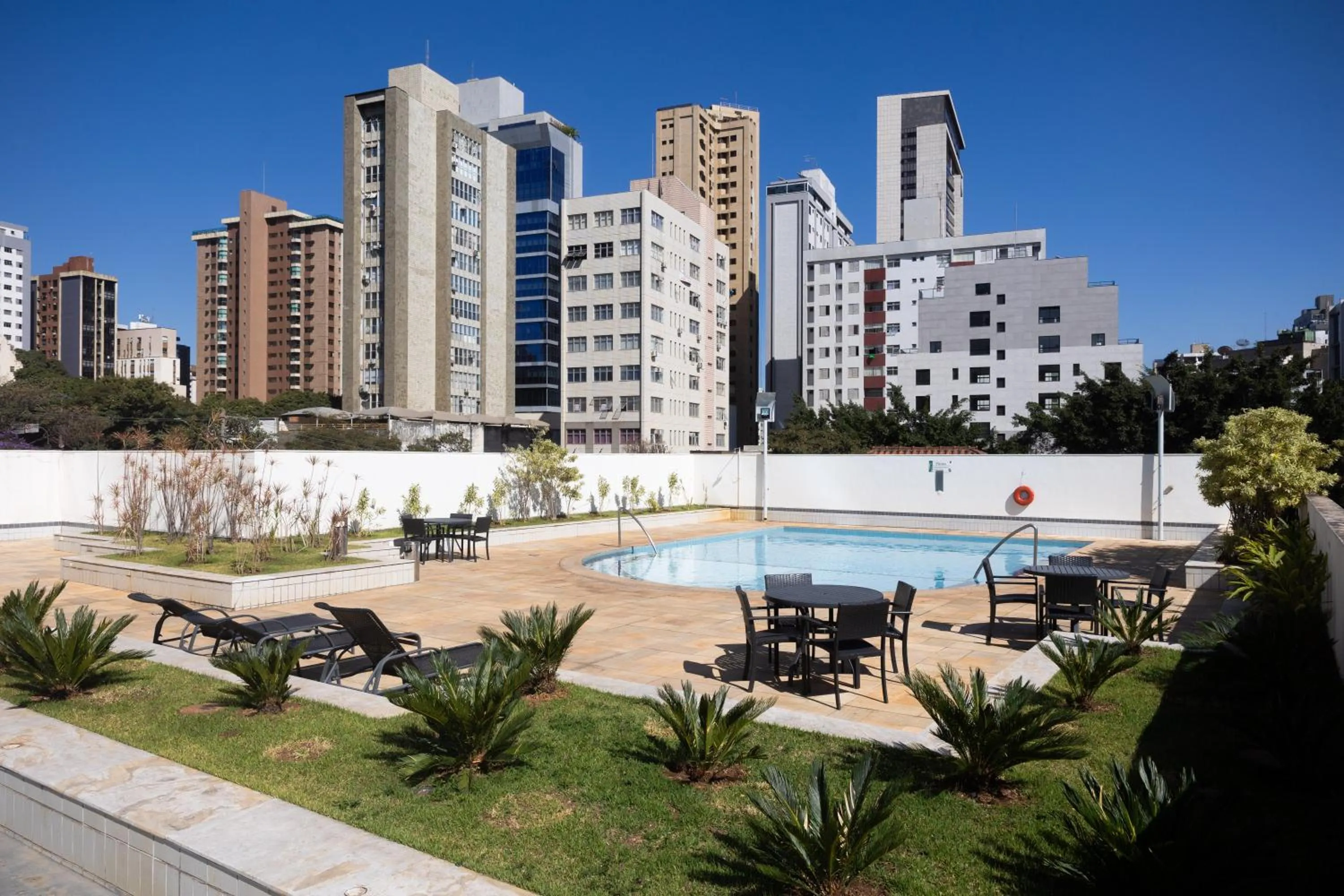 Swimming pool in Mercure Belo Horizonte Savassi