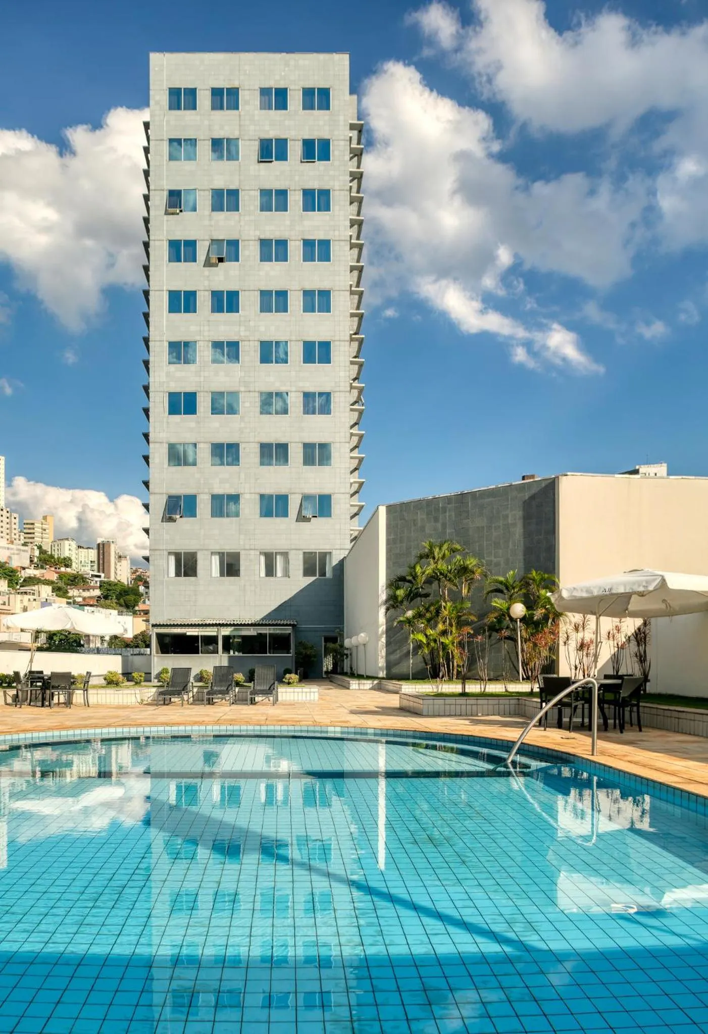 Swimming pool in Mercure Belo Horizonte Savassi