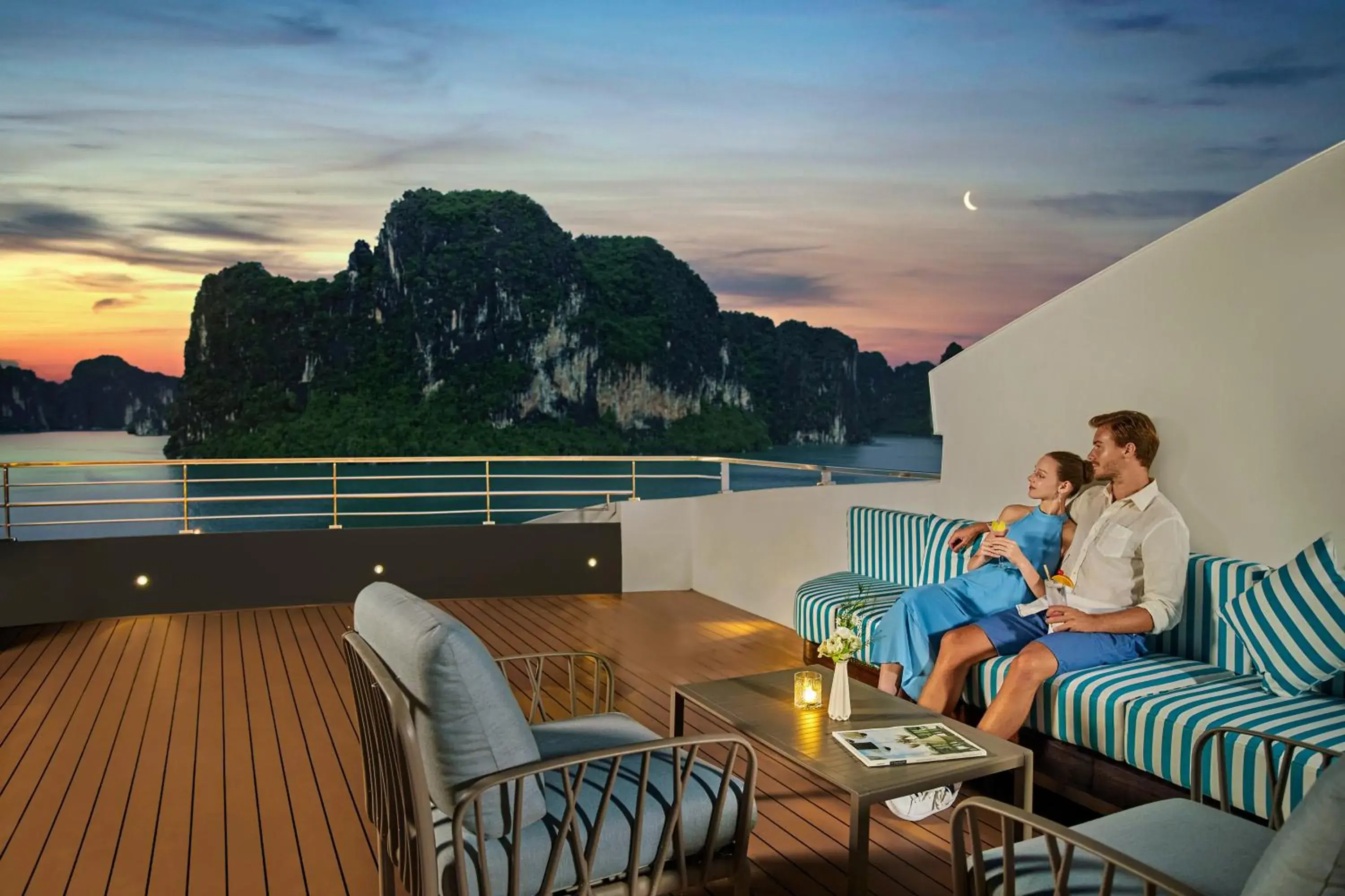 Lounge or bar in Grand Pioneers Halong Bay Cruise 2 Lounge or bar in Grand Pioneers Halong Bay Cruise 2