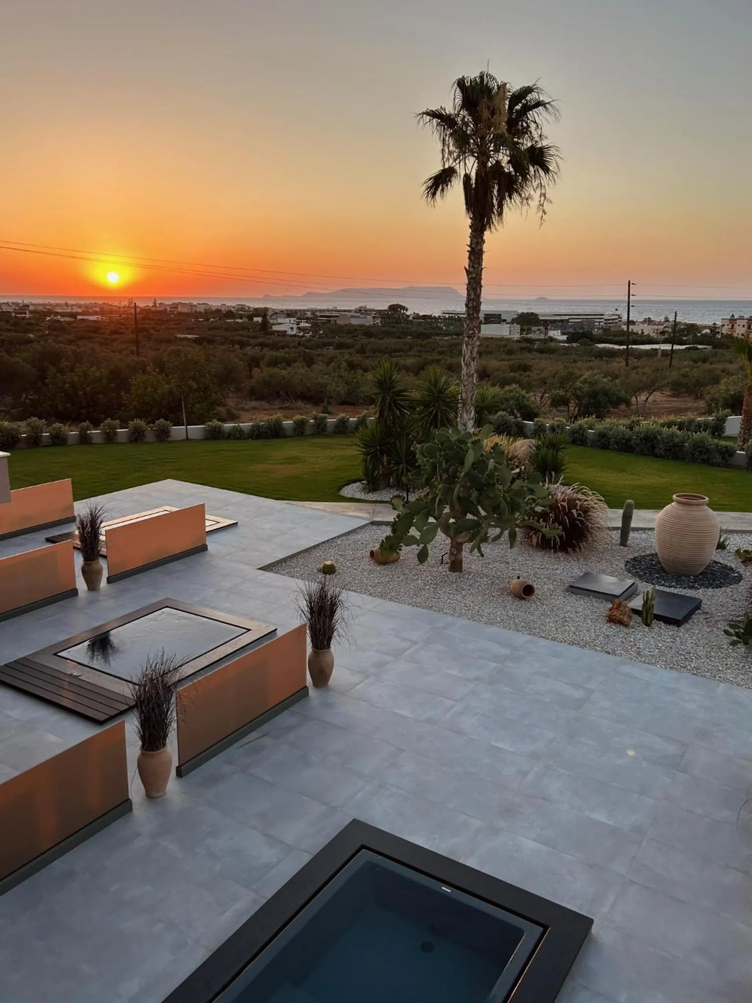 Sunset in La Rêve Luxury Apartments with Private Jacuzzi
