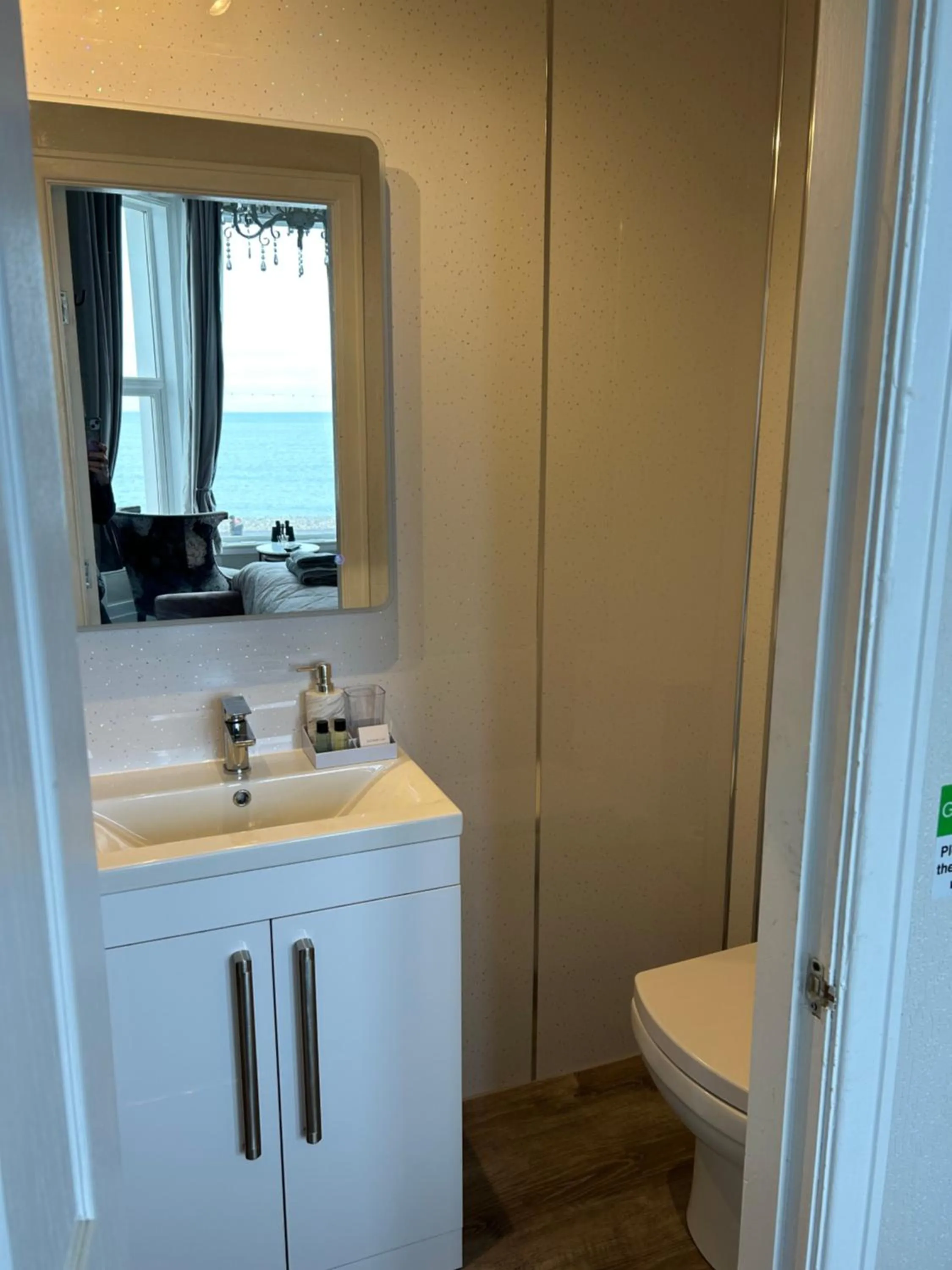 Shower in Glan Y Mor Hotel (Adult Only)