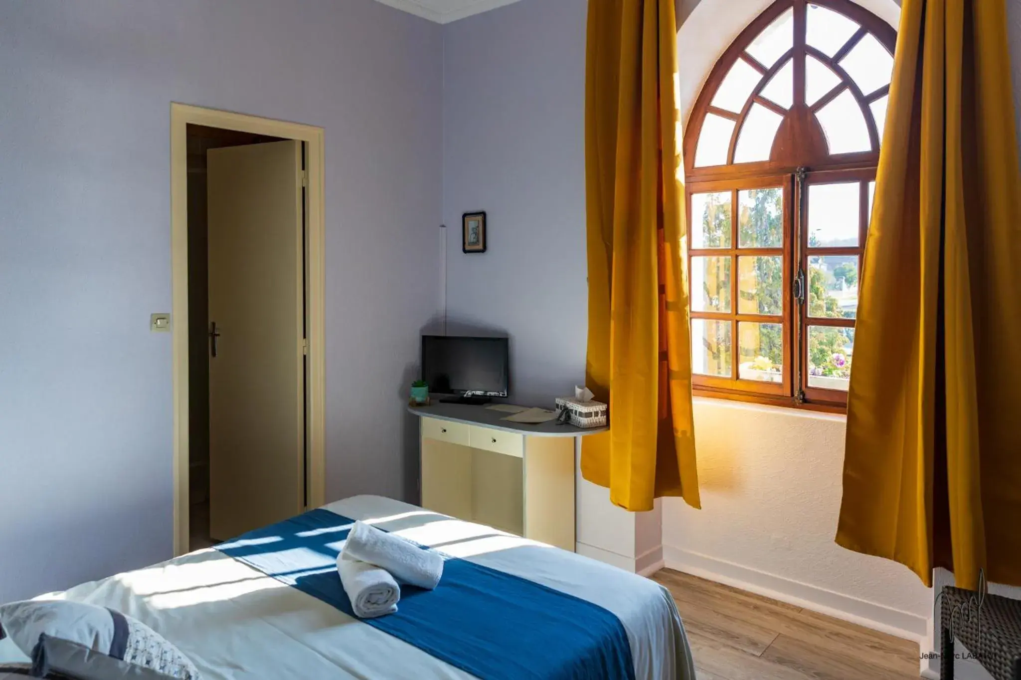 Double Room with Pool View in "Maison D'hôtes du Prieuré" Double Room with Pool View in "Maison D'hôtes du Prieuré"