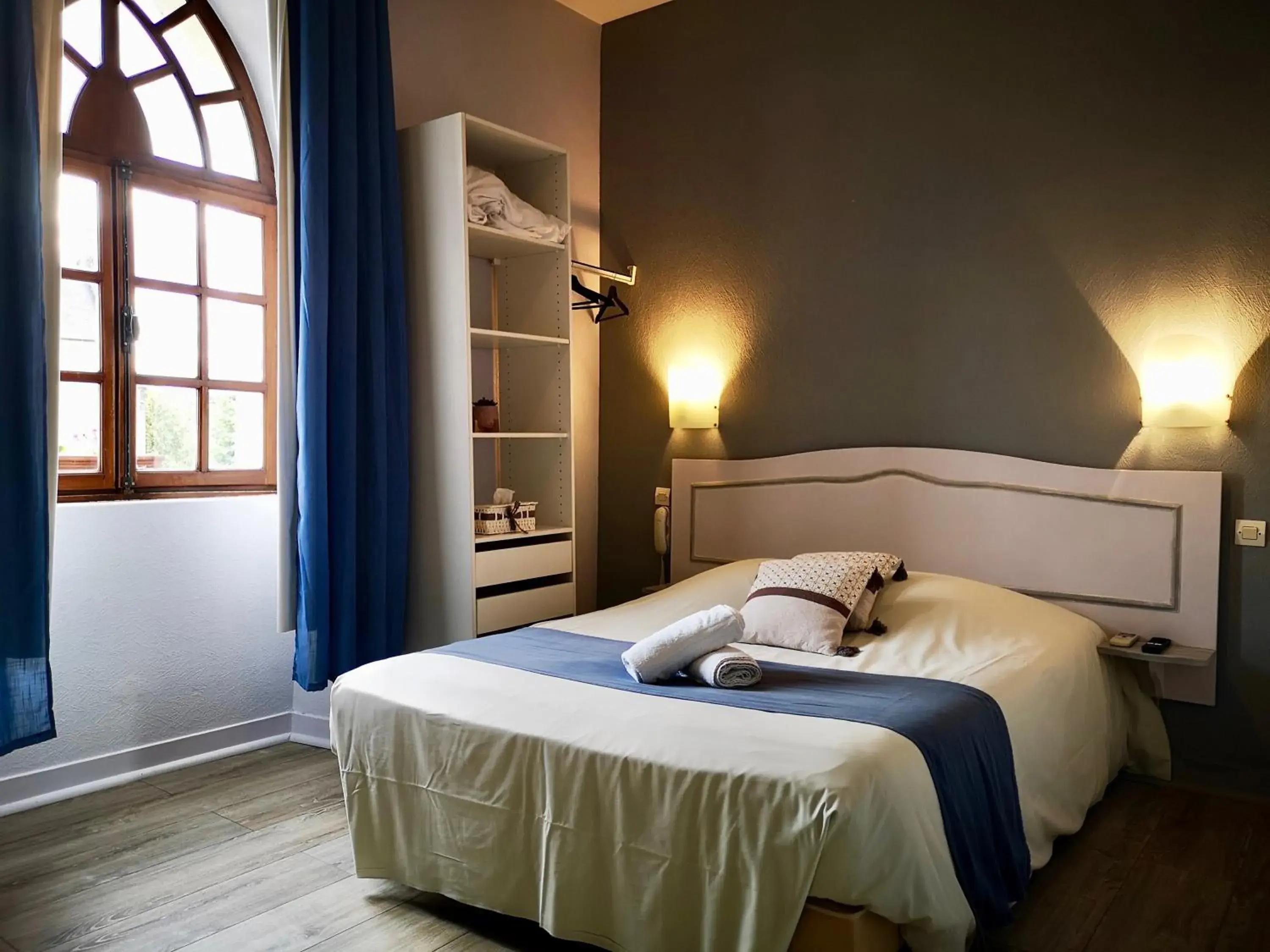 Double Room in "Maison D'hôtes du Prieuré" Double Room in "Maison D'hôtes du Prieuré"