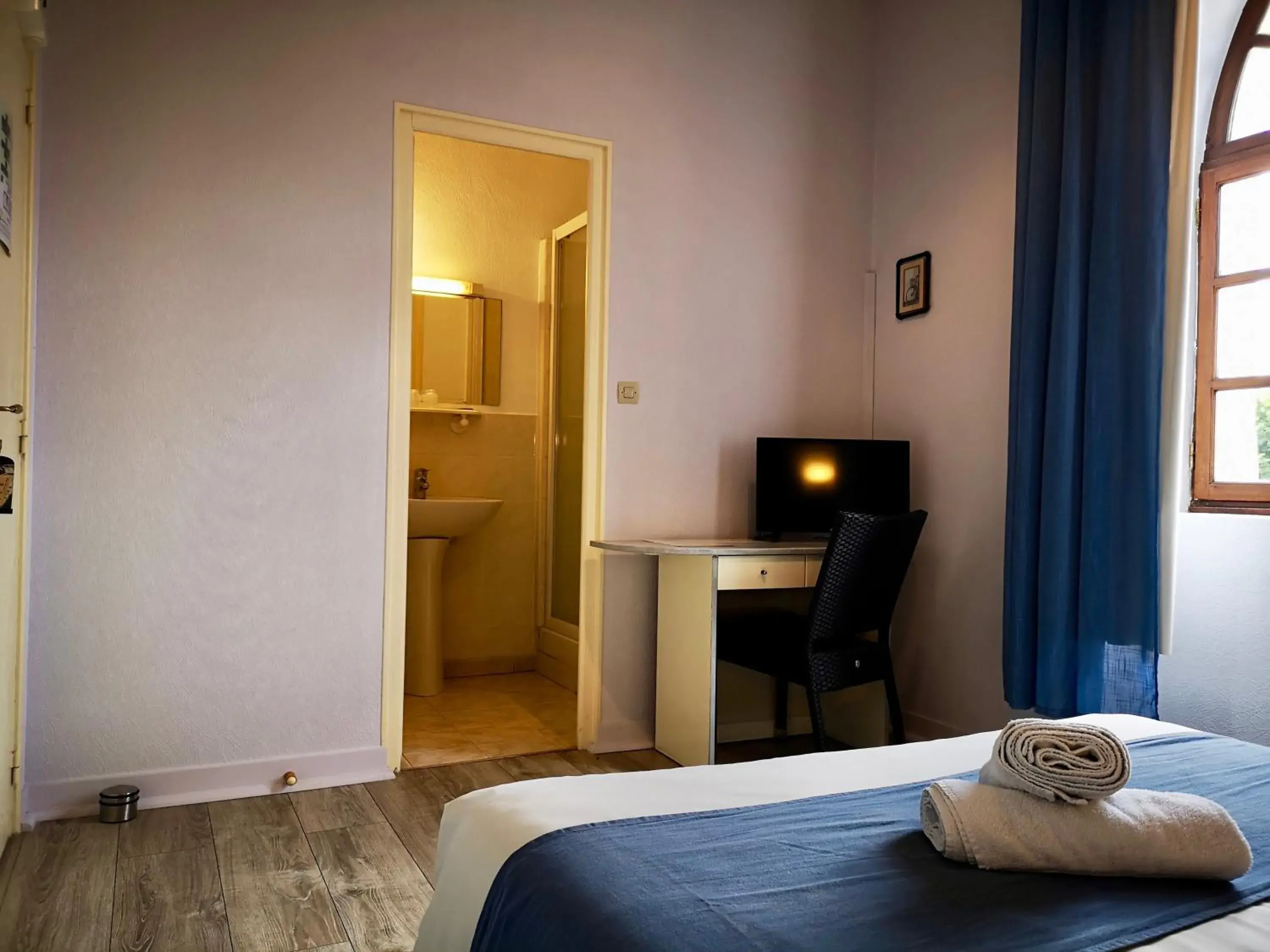 Double Room in "Maison D'hôtes du Prieuré" Double Room in "Maison D'hôtes du Prieuré"
