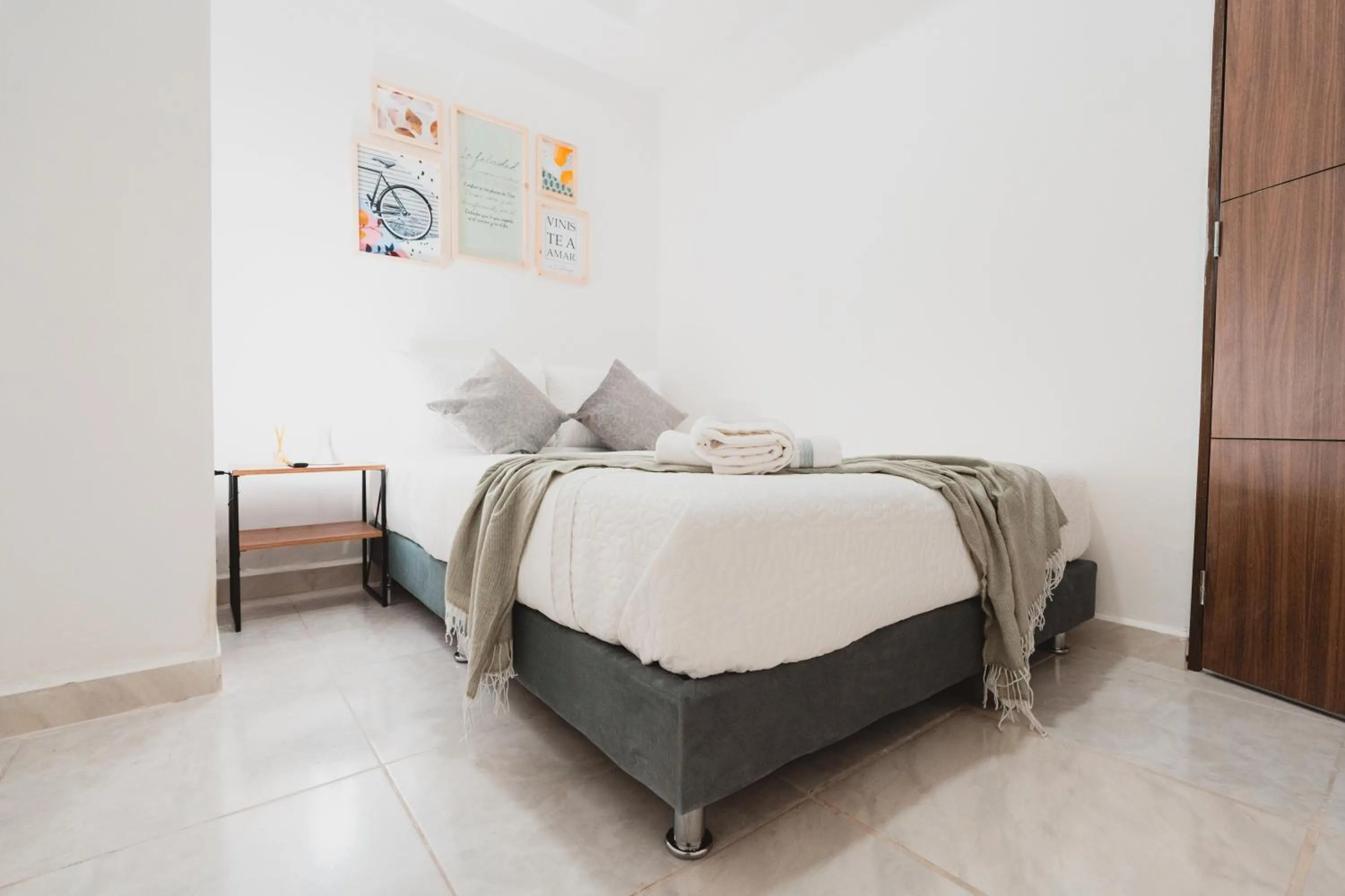 Bed in AC - House Laureles - Self Cheking