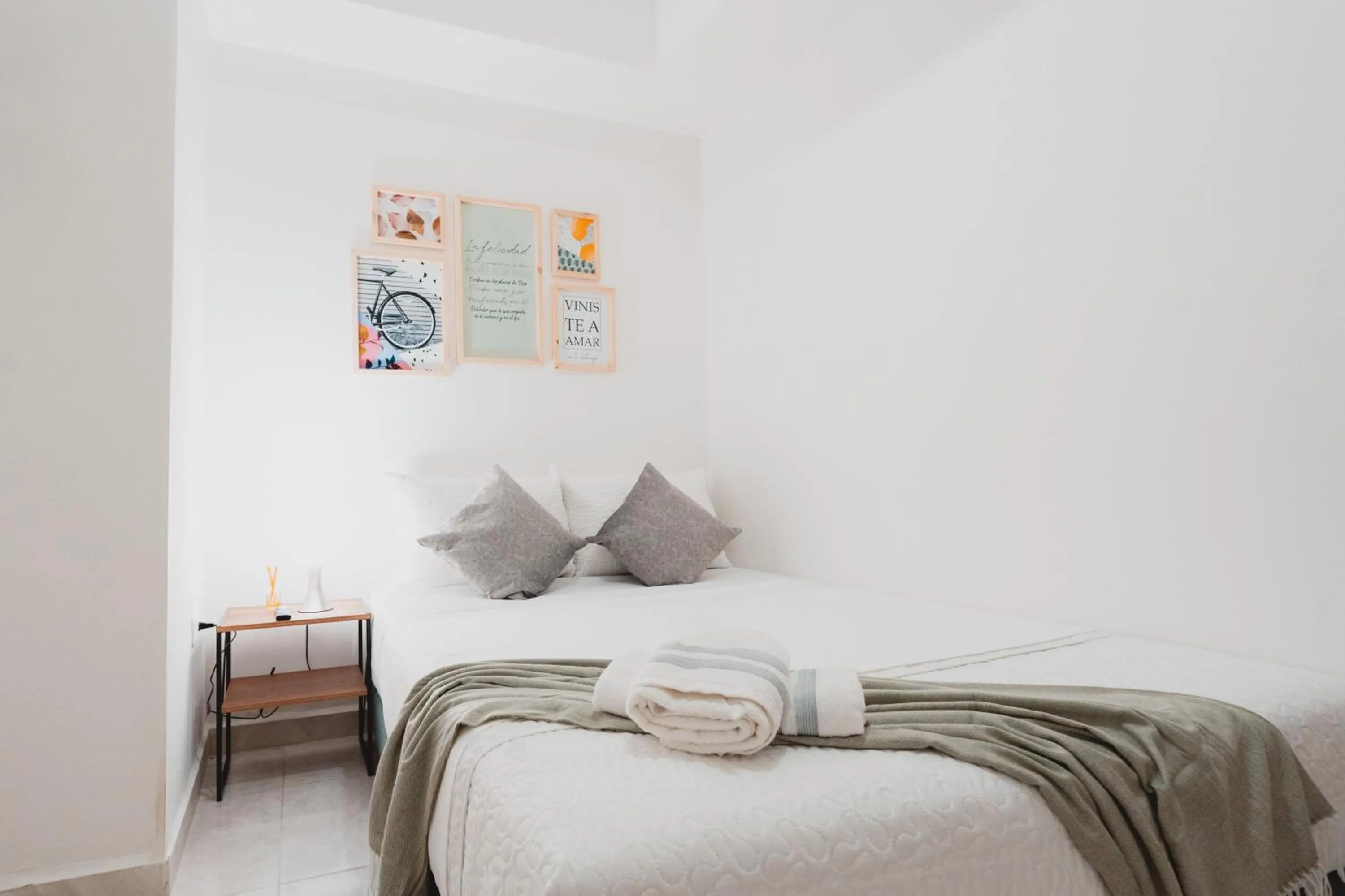 Bed in AC - House Laureles - Self Cheking