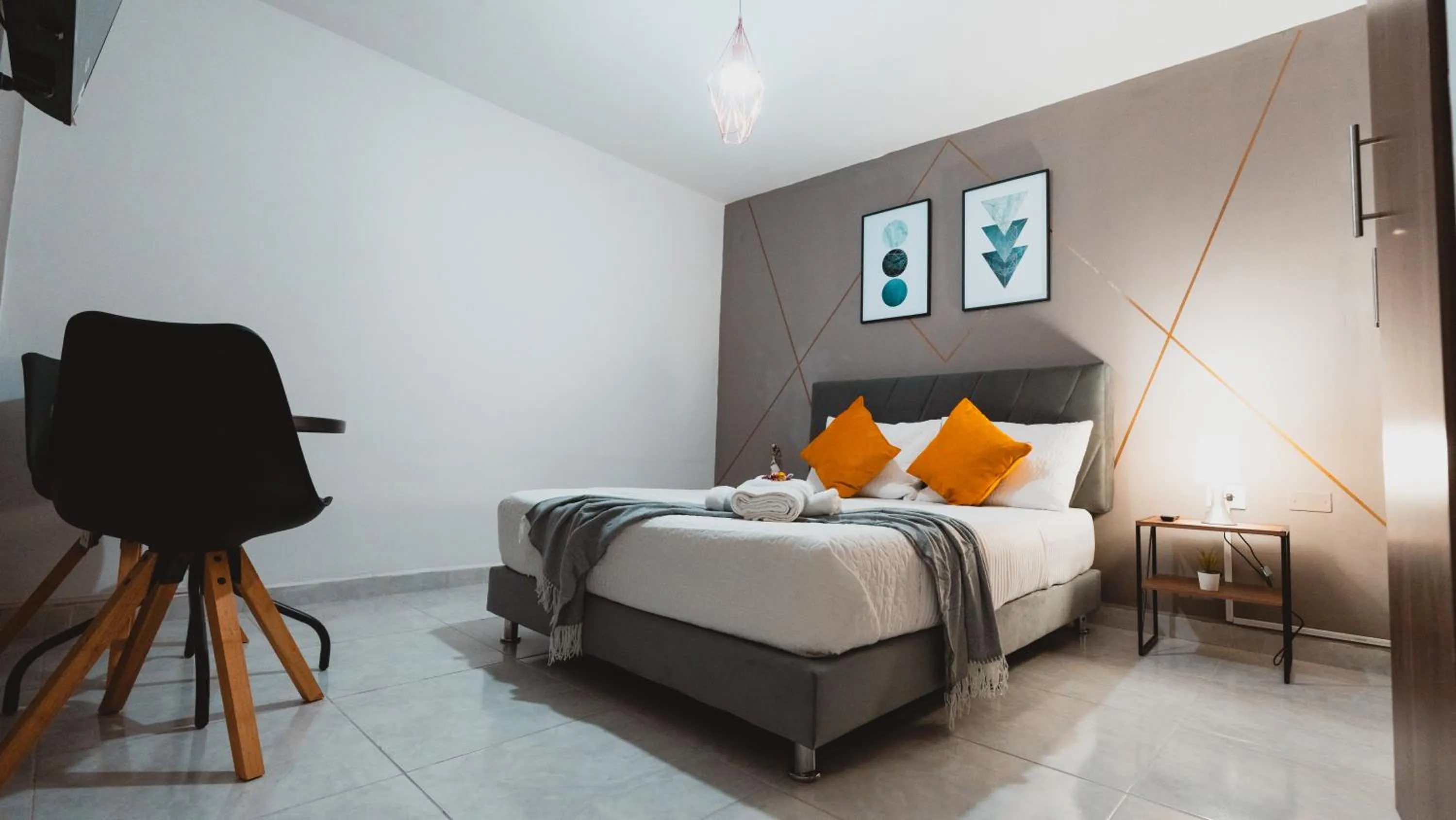 Photo of the whole room, Bed in AC - House Laureles - Self Cheking