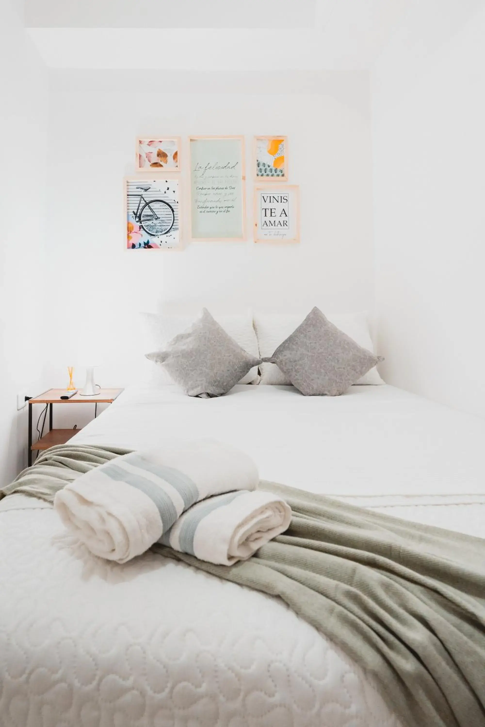 Small Double Room in AC - House Laureles - Self Cheking Small Double Room in AC - House Laureles - Self Cheking