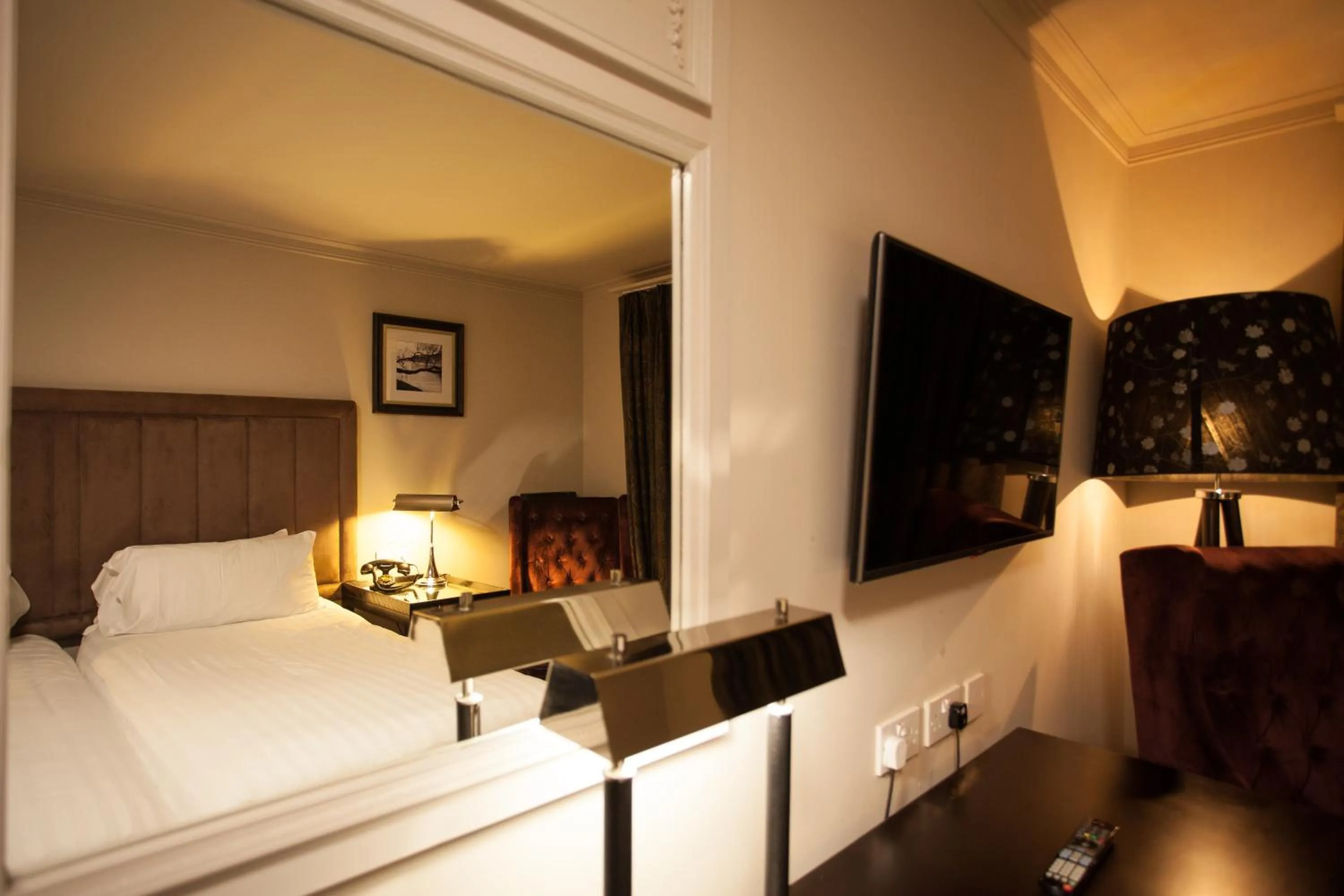 Bedroom, Bed in Strathaven Hotel