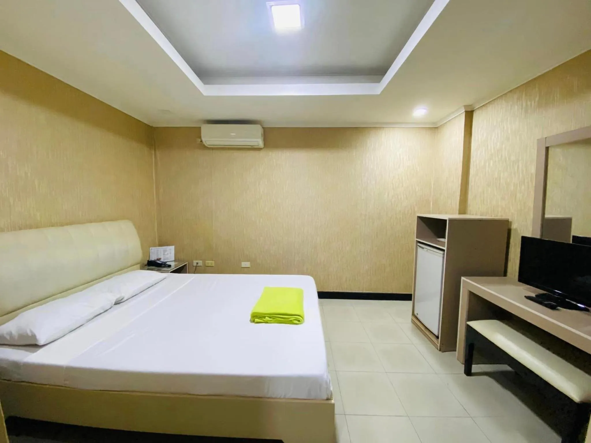 Photo of the whole room, Bed in PJ INN HOTEL