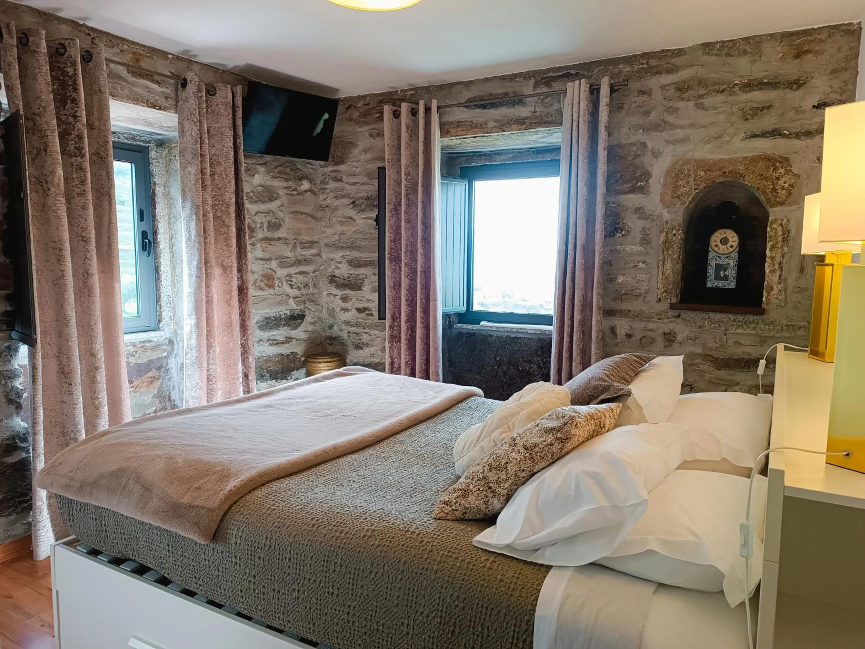 Double Room with Pool View in Casa do Romezal