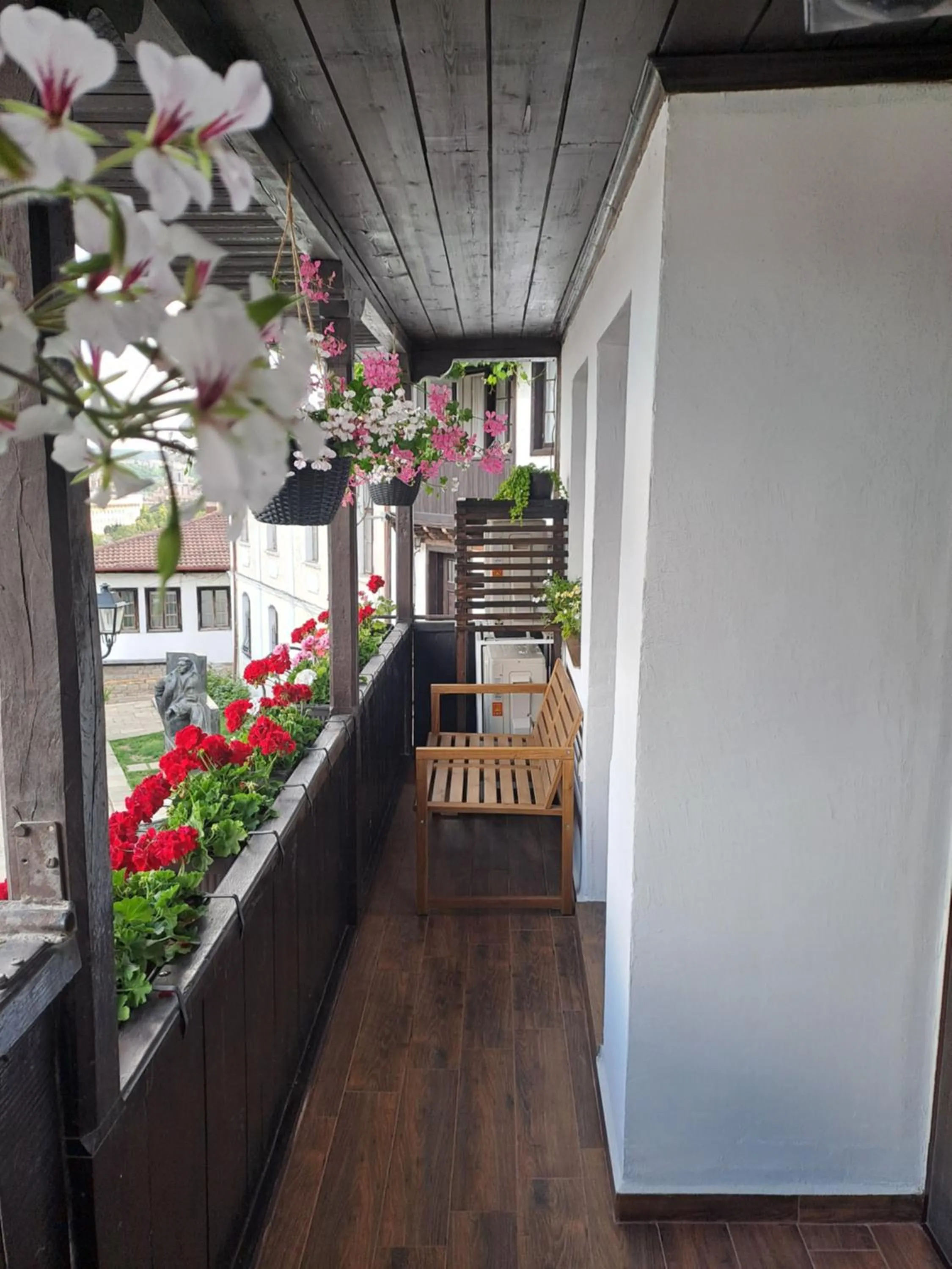 LAZARA Guest House