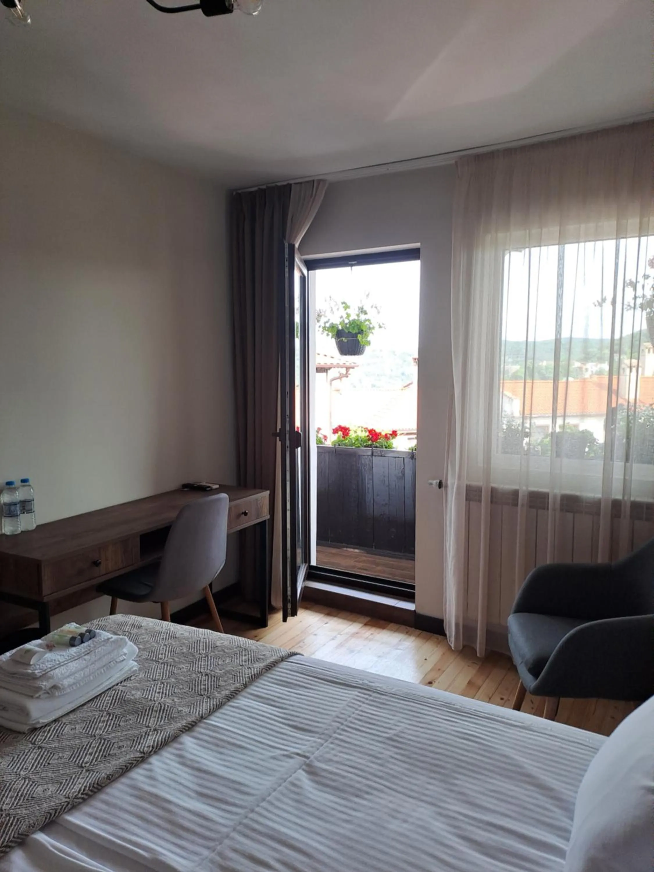 LAZARA Guest House