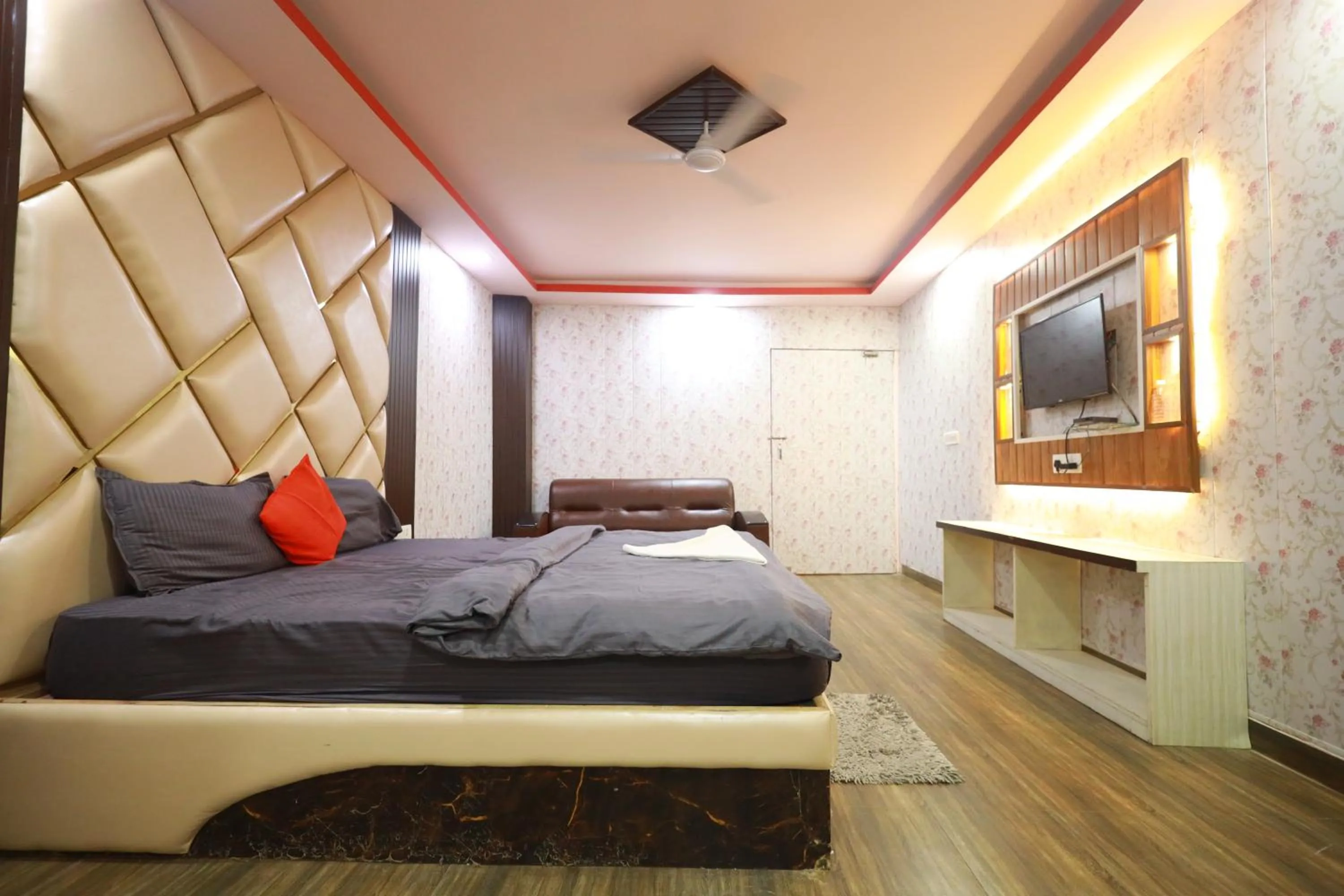 Communal lounge/ TV room, Bed in Raj Resort