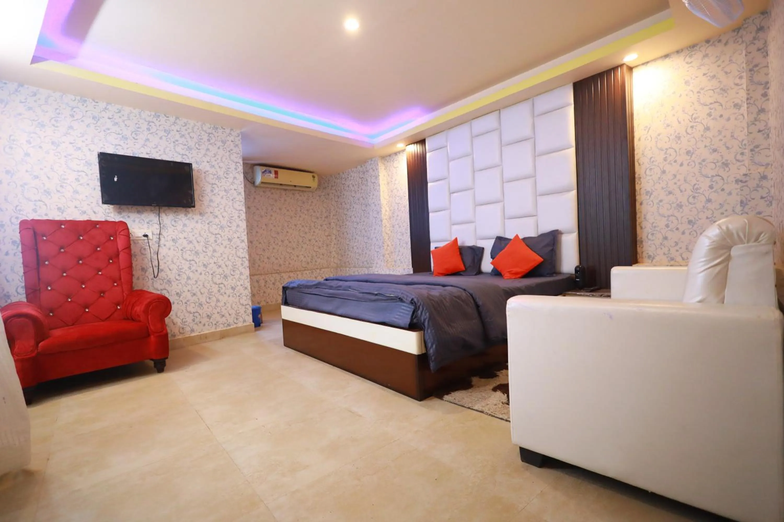 Bedroom, Bed in Raj Resort