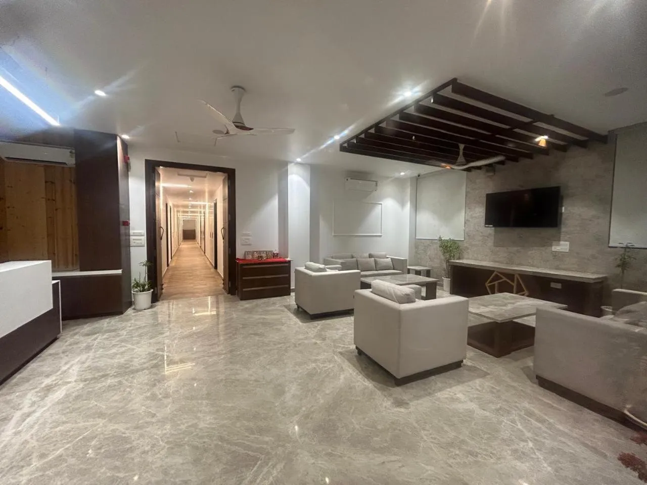 Seating area in Eminence The Corbett