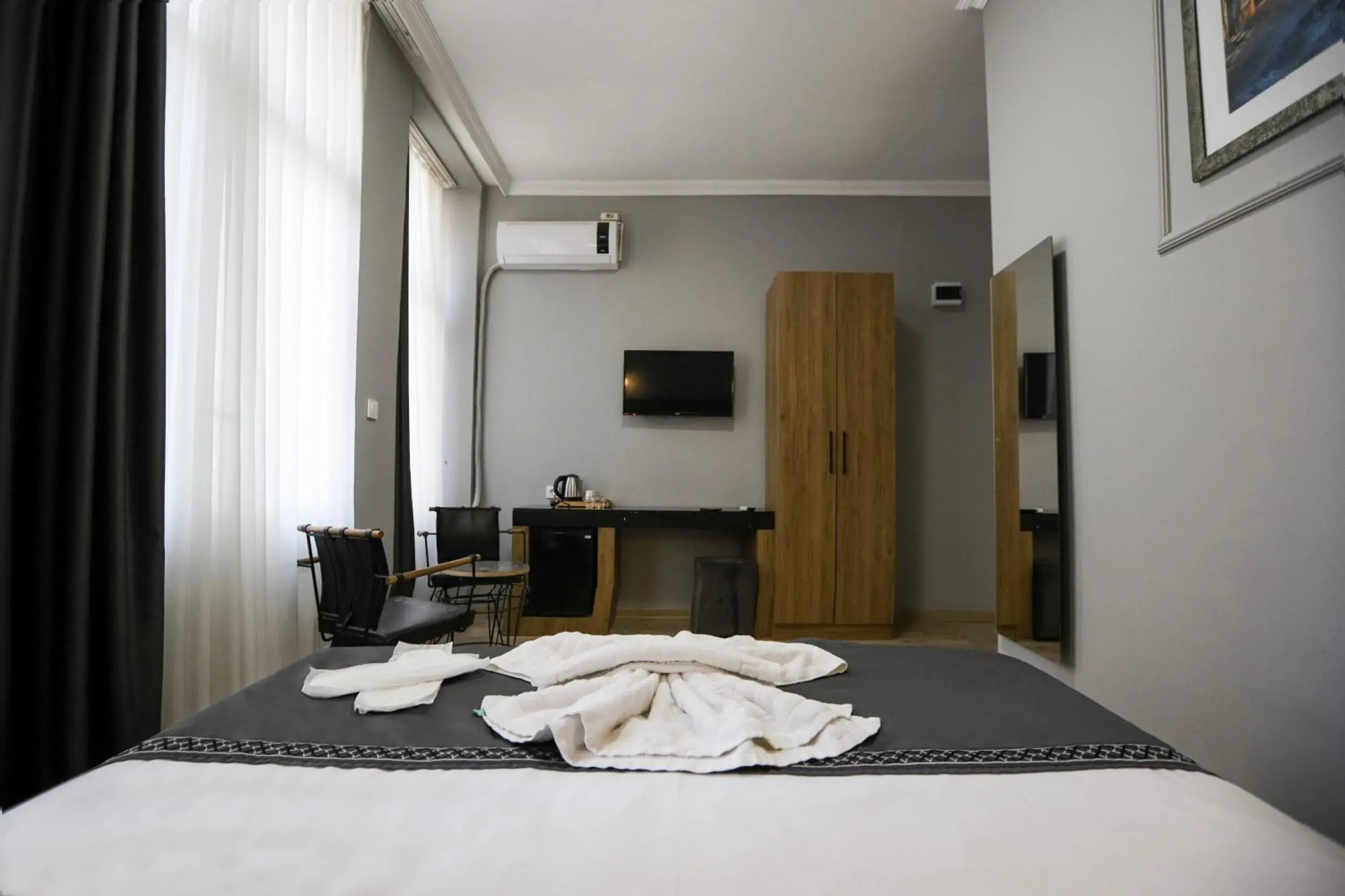 Inner courtyard view, Bed in LA PERA SUİTES Inner courtyard view, Bed in LA PERA SUİTES