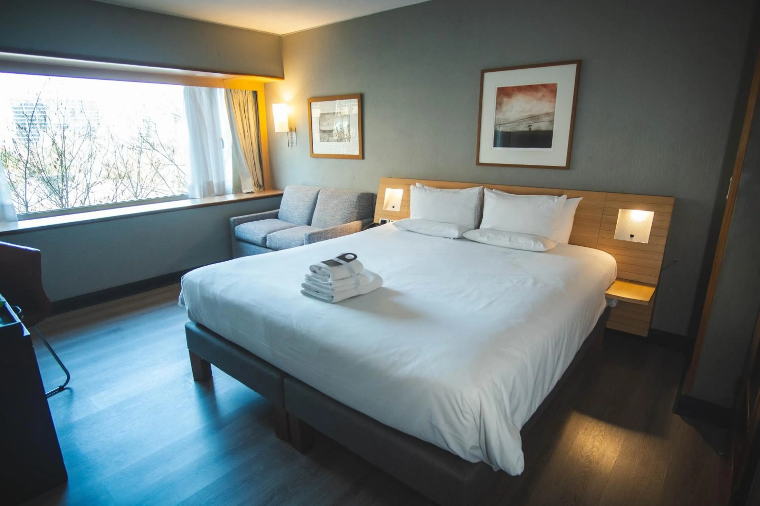 Photo of the whole room, Bed in Novotel Santiago Vitacura