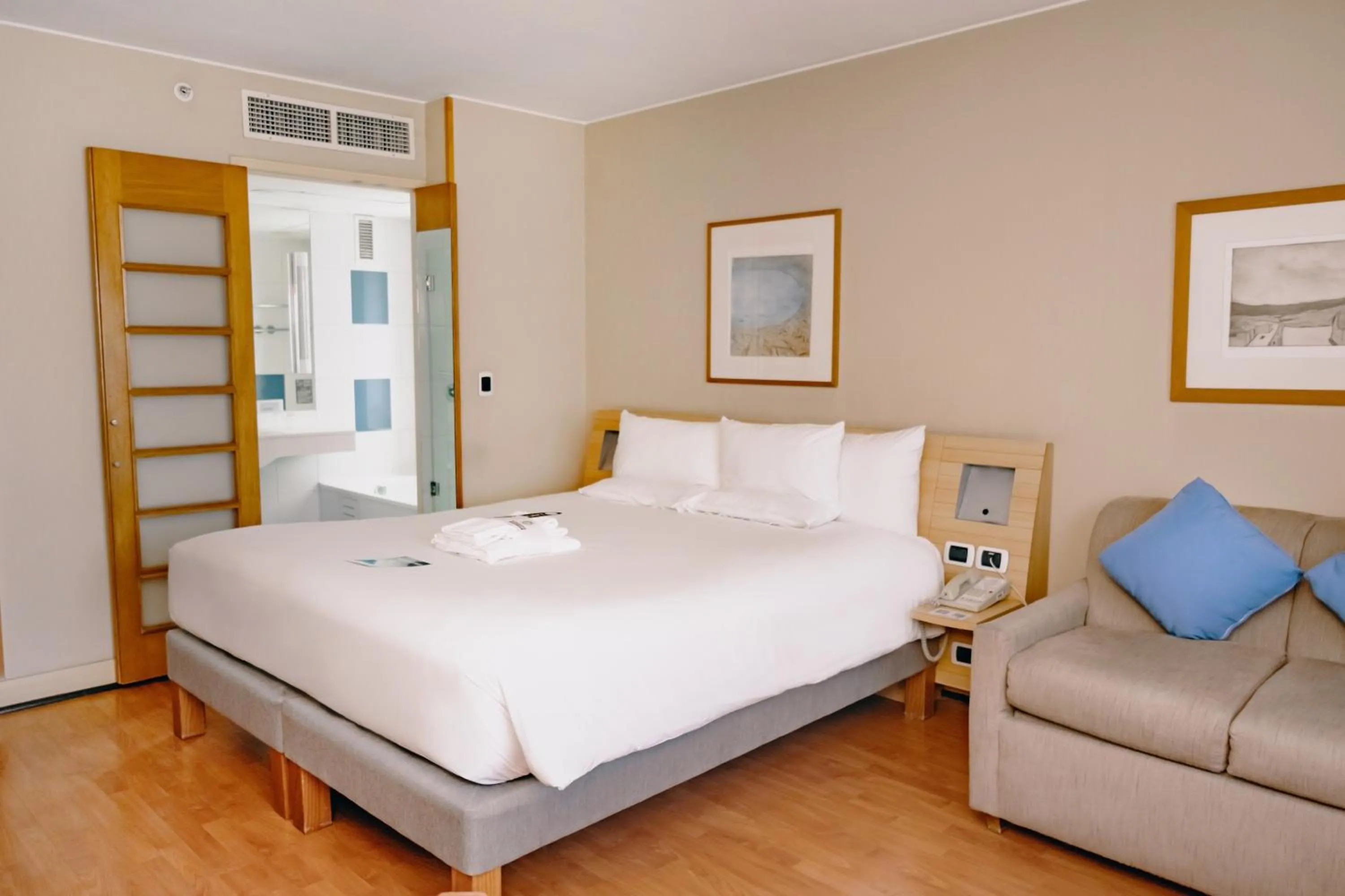 Photo of the whole room, Bed in Novotel Santiago Vitacura