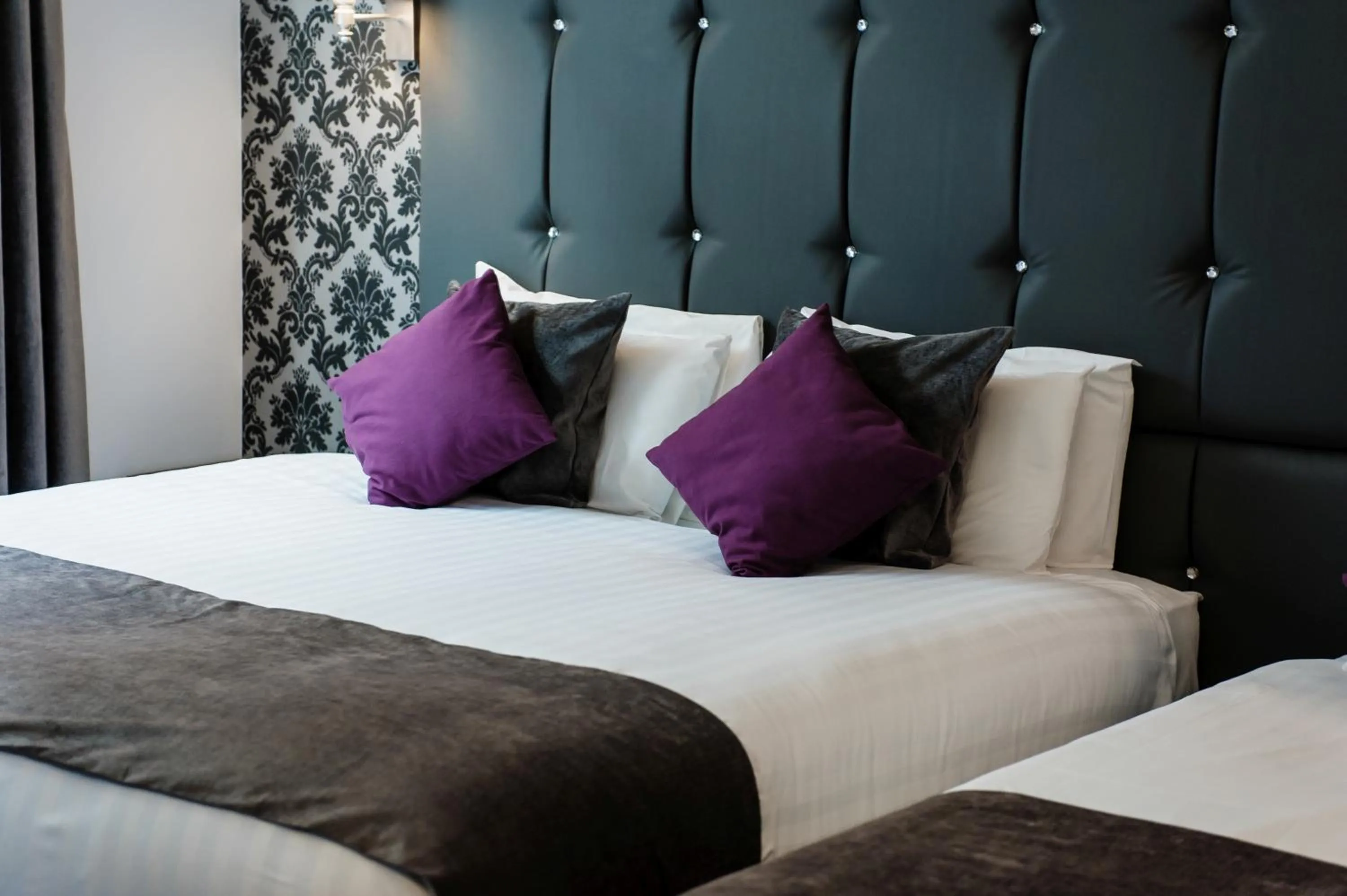 Shower, Bed in Southcrest Manor Hotel, Best Western Signature Collection