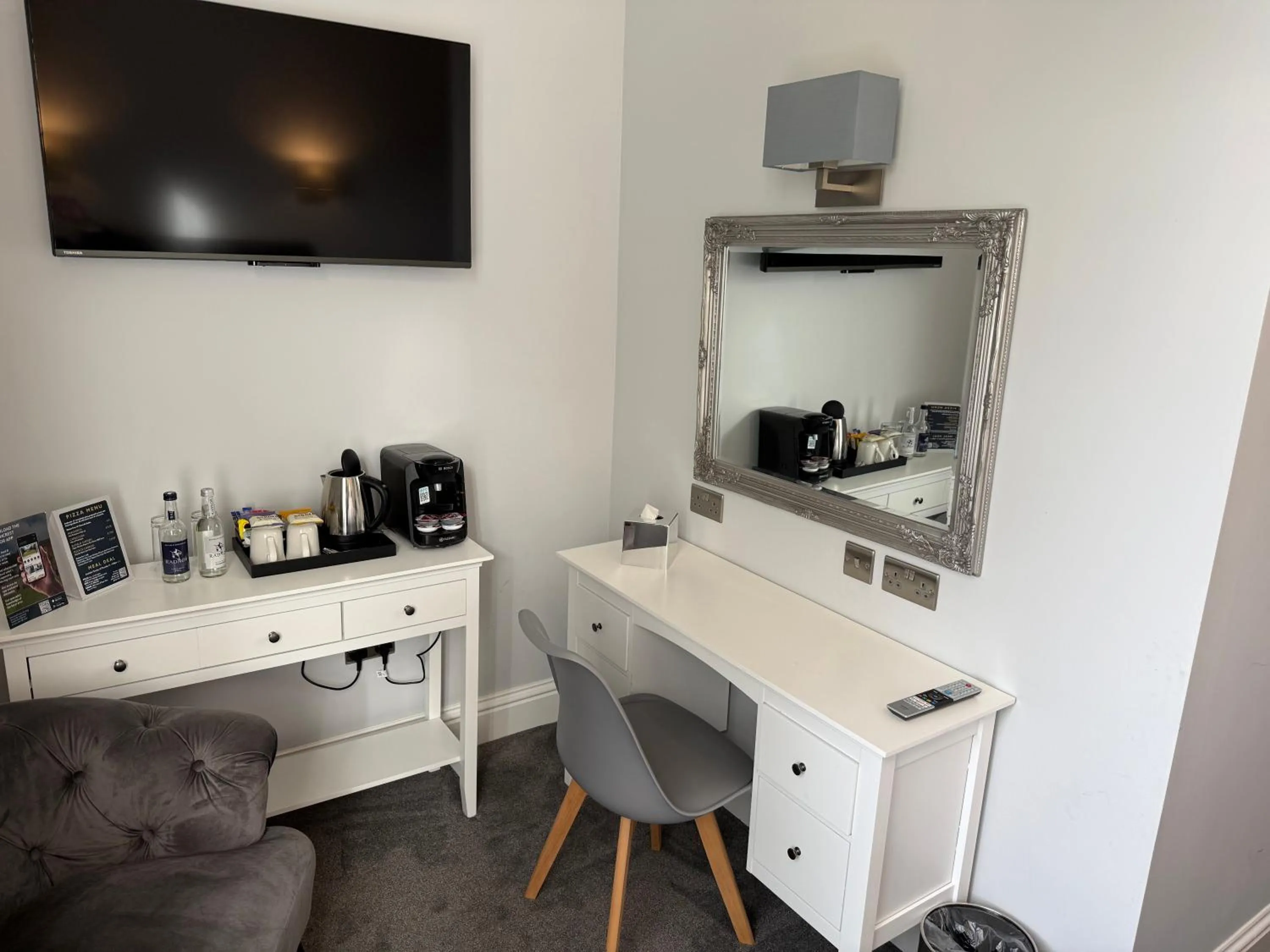 TV and multimedia in Southcrest Manor Hotel, Best Western Signature Collection