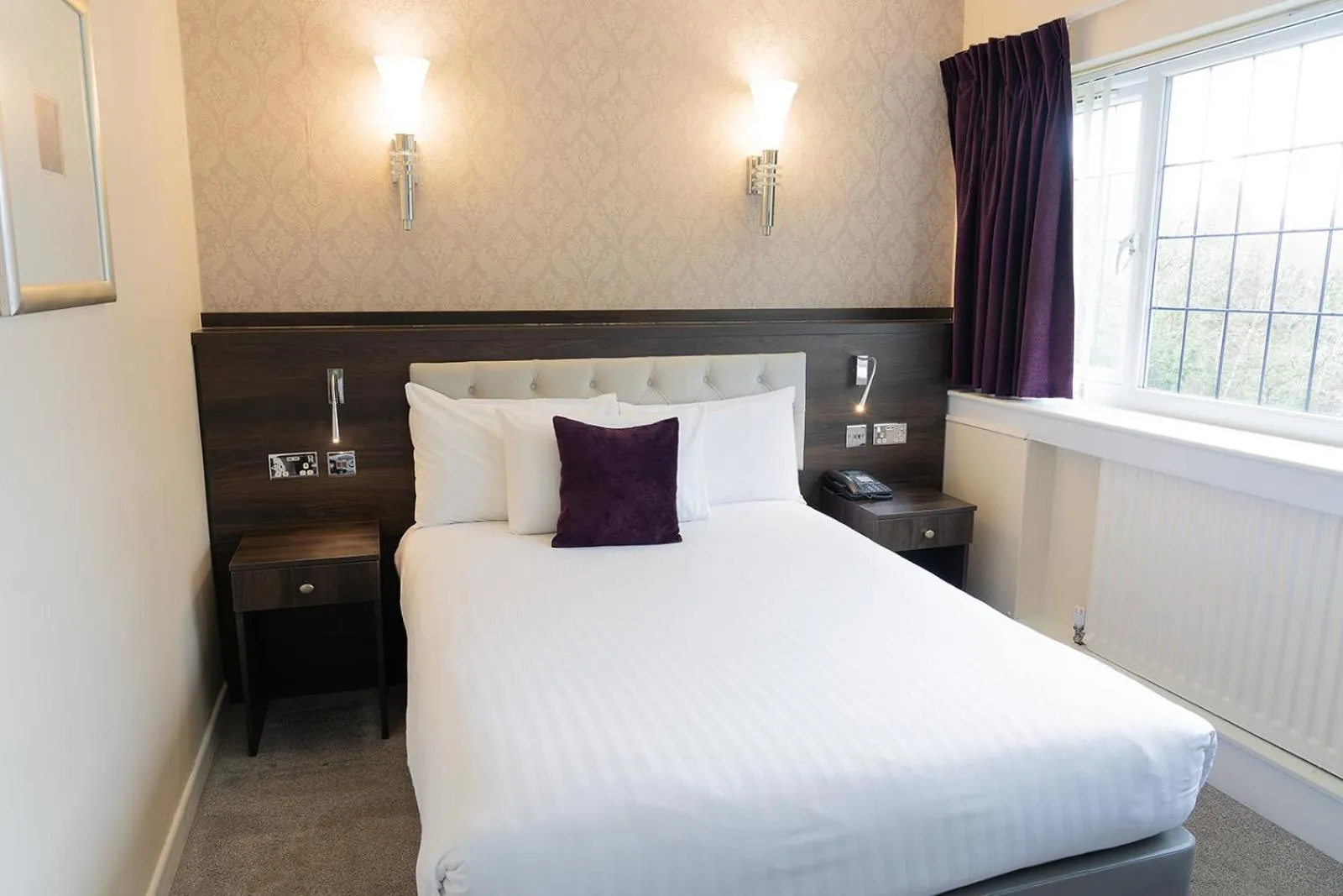 Bedroom, Bed in Southcrest Manor Hotel, Best Western Signature Collection