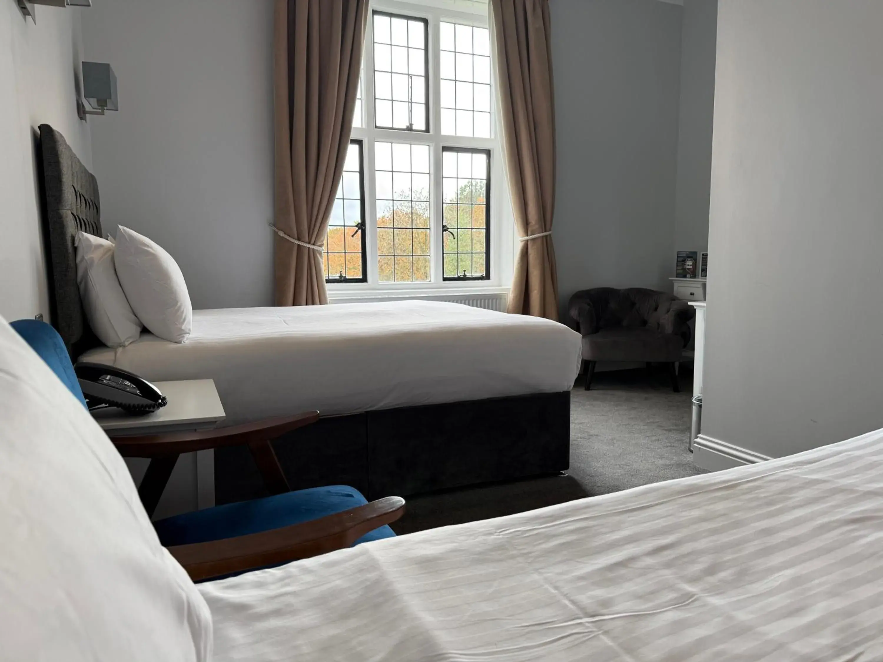 Bedroom, Bed in Southcrest Manor Hotel, Best Western Signature Collection Bedroom, Bed in Southcrest Manor Hotel, Best Western Signature Collection