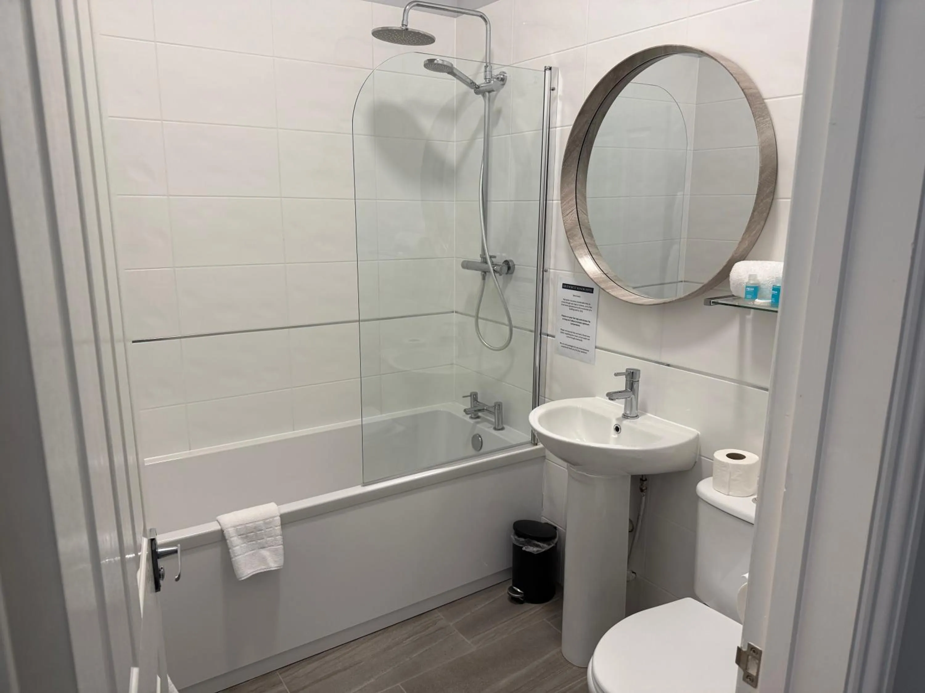 Bathroom in Southcrest Manor Hotel, Best Western Signature Collection