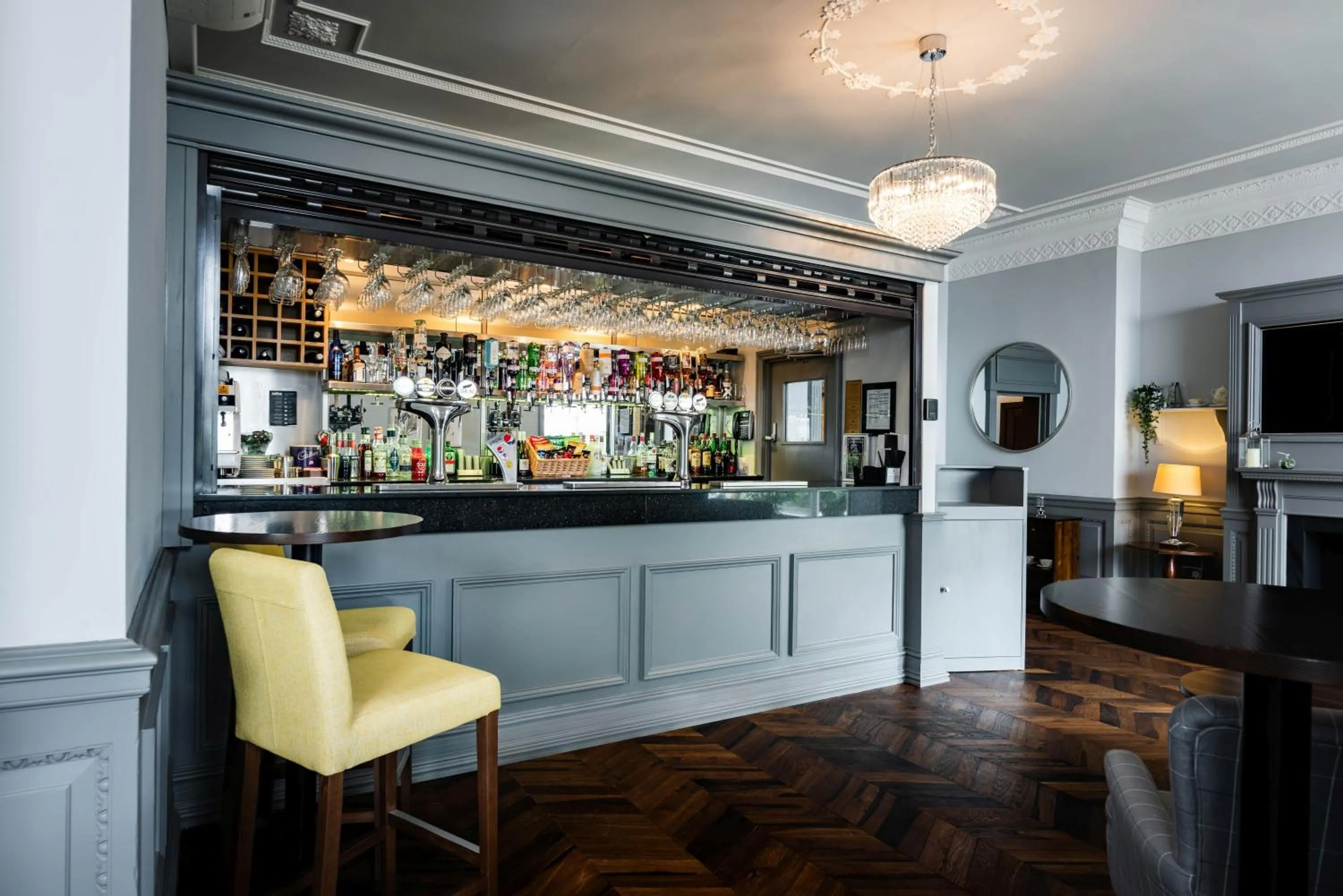 Lounge or bar in Southcrest Manor Hotel, Best Western Signature Collection