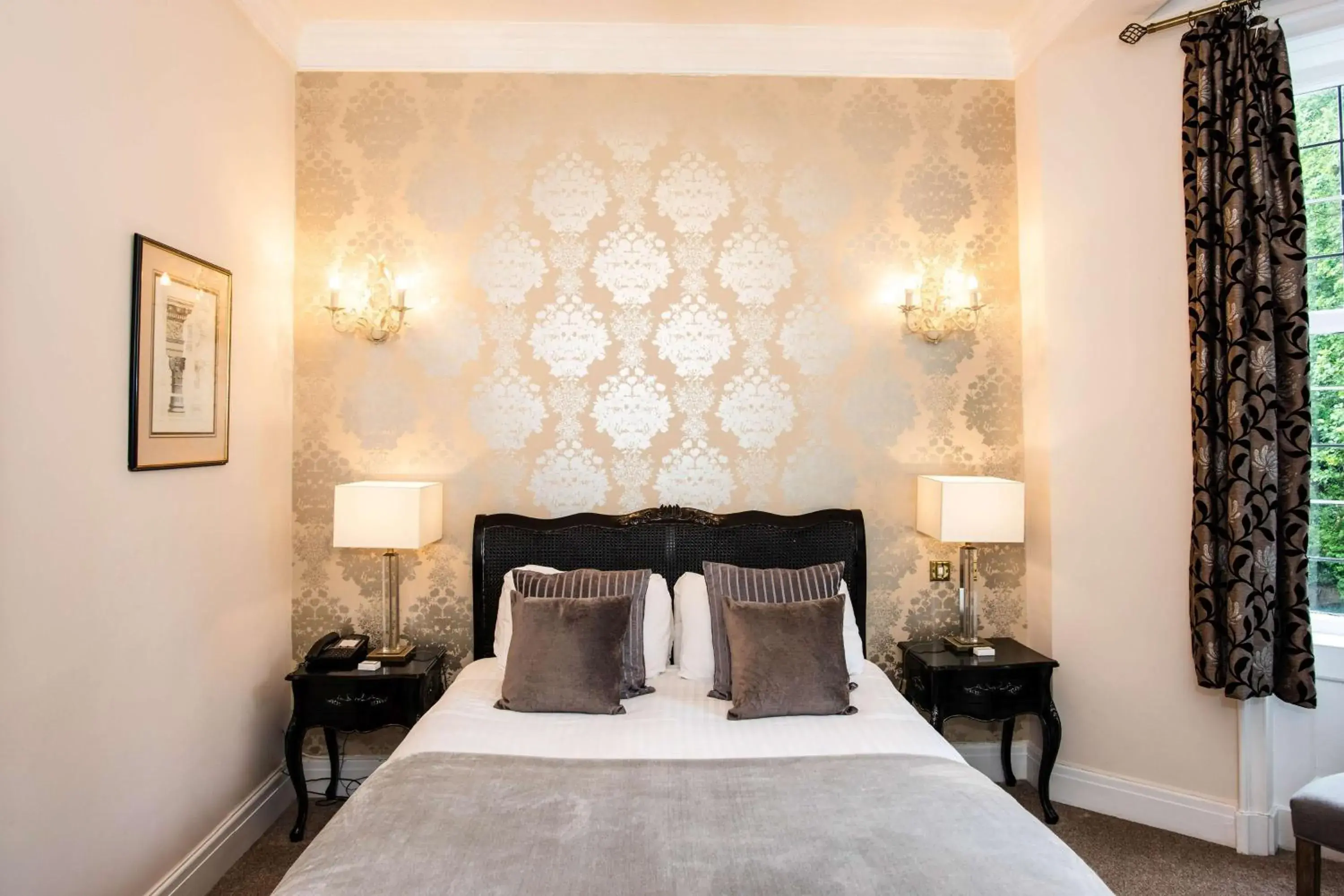 Photo of the whole room, Bed in Southcrest Manor Hotel, Best Western Signature Collection Photo of the whole room, Bed in Southcrest Manor Hotel, Best Western Signature Collection